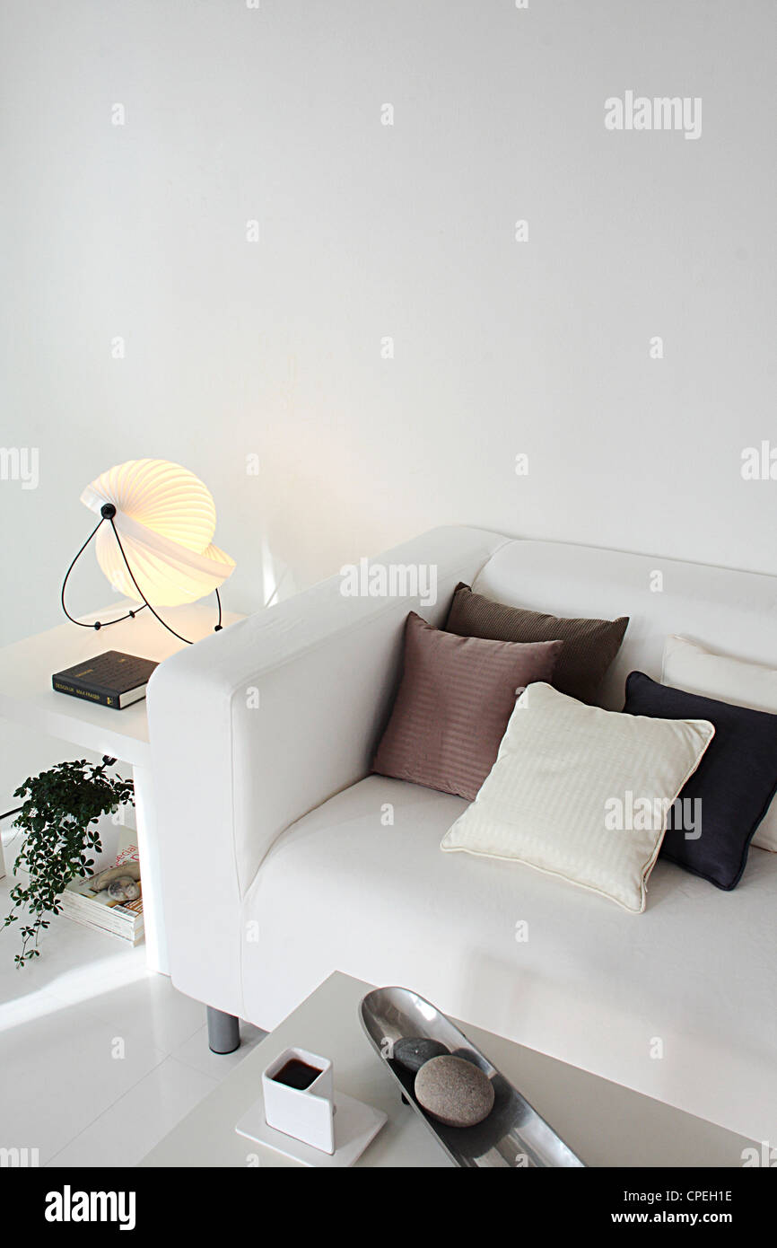 Cuscino lombare bianco su un divano, custodia Mockup Foto stock - Alamy