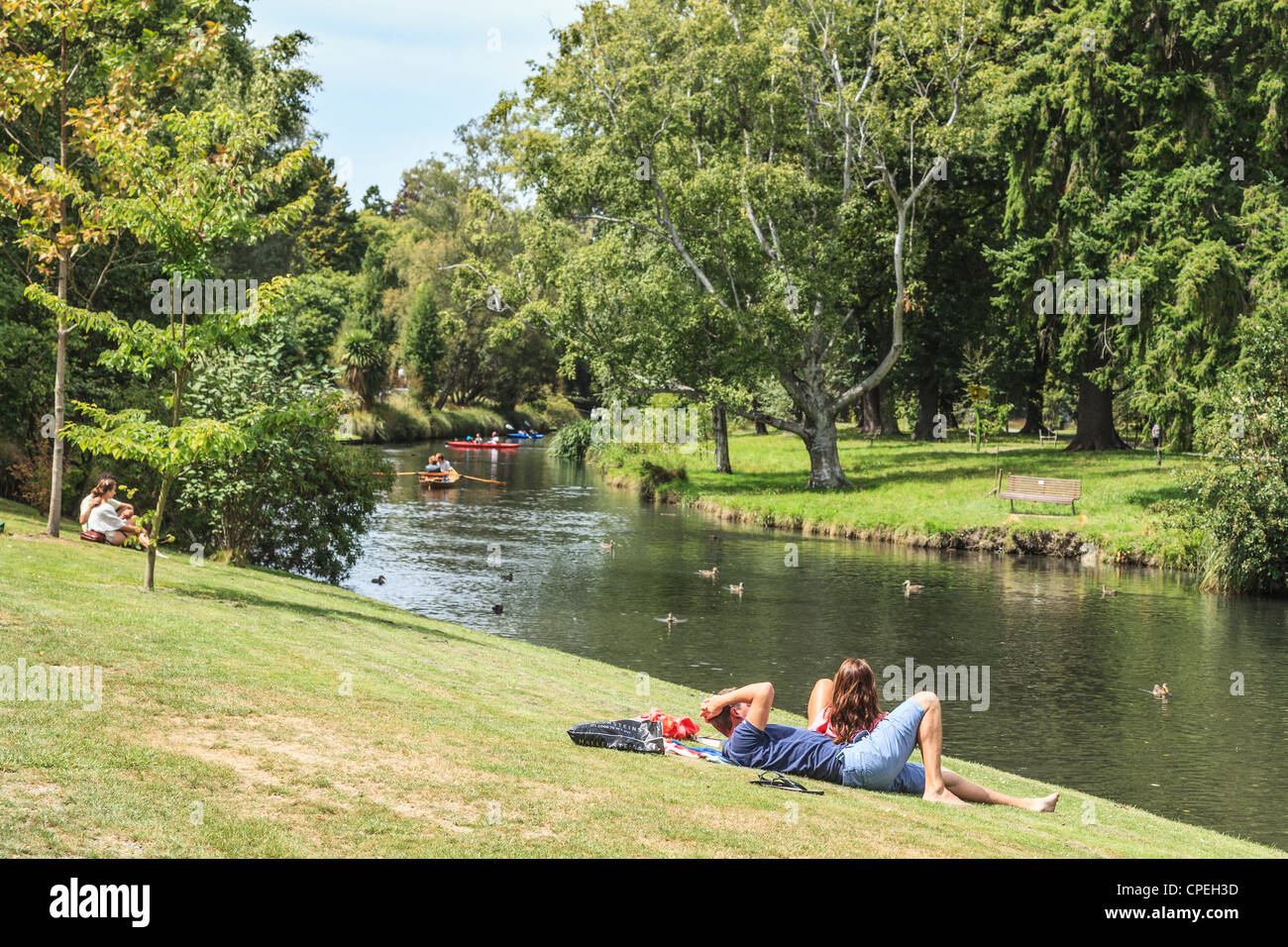 Persone relax sulle rive del fiume Avon in Hagley Park., Christchurch, Nuova Zelanda Foto Stock
