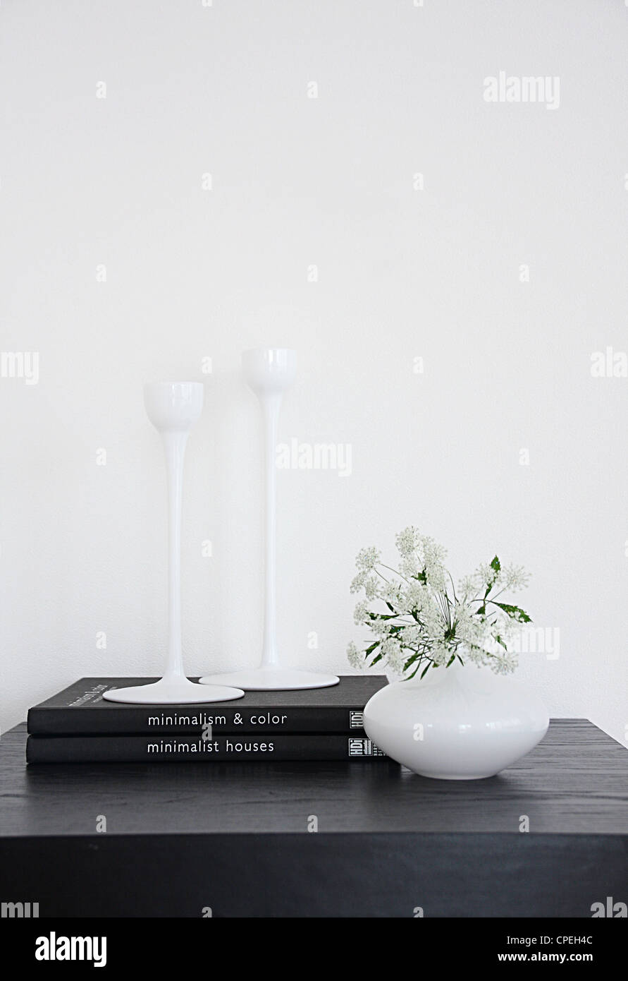 Libri, Vaso di fiori e oggettistica su tavola Foto Stock