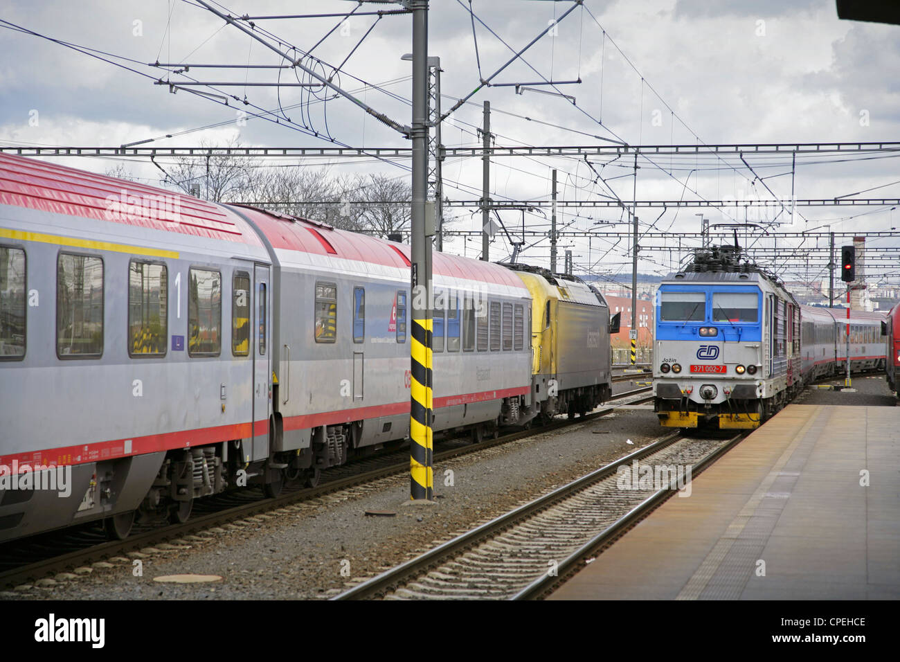 Le ferrovie ceche express treno arrivando alla stazione centrale di Praga, Repubblica Ceca. Foto Stock