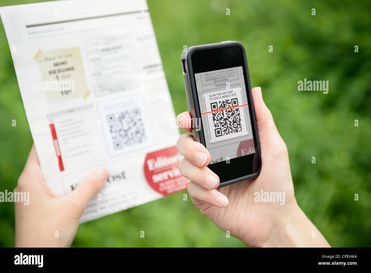 La pubblicità di scansione con il codice QR sul cellulare smart phone. Foto Stock