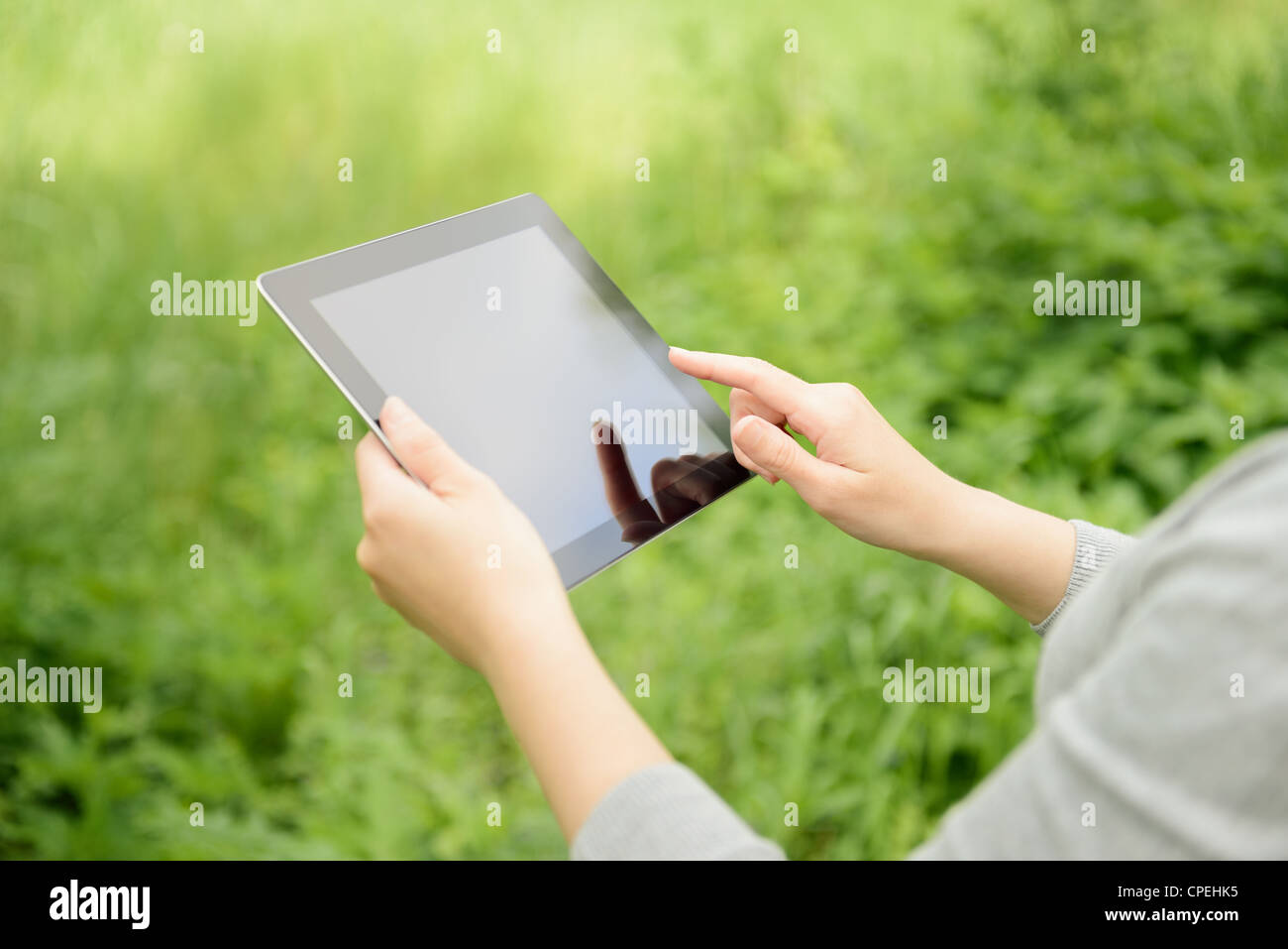 Donna che utilizza digital tablet PC nel parco. Foto Stock