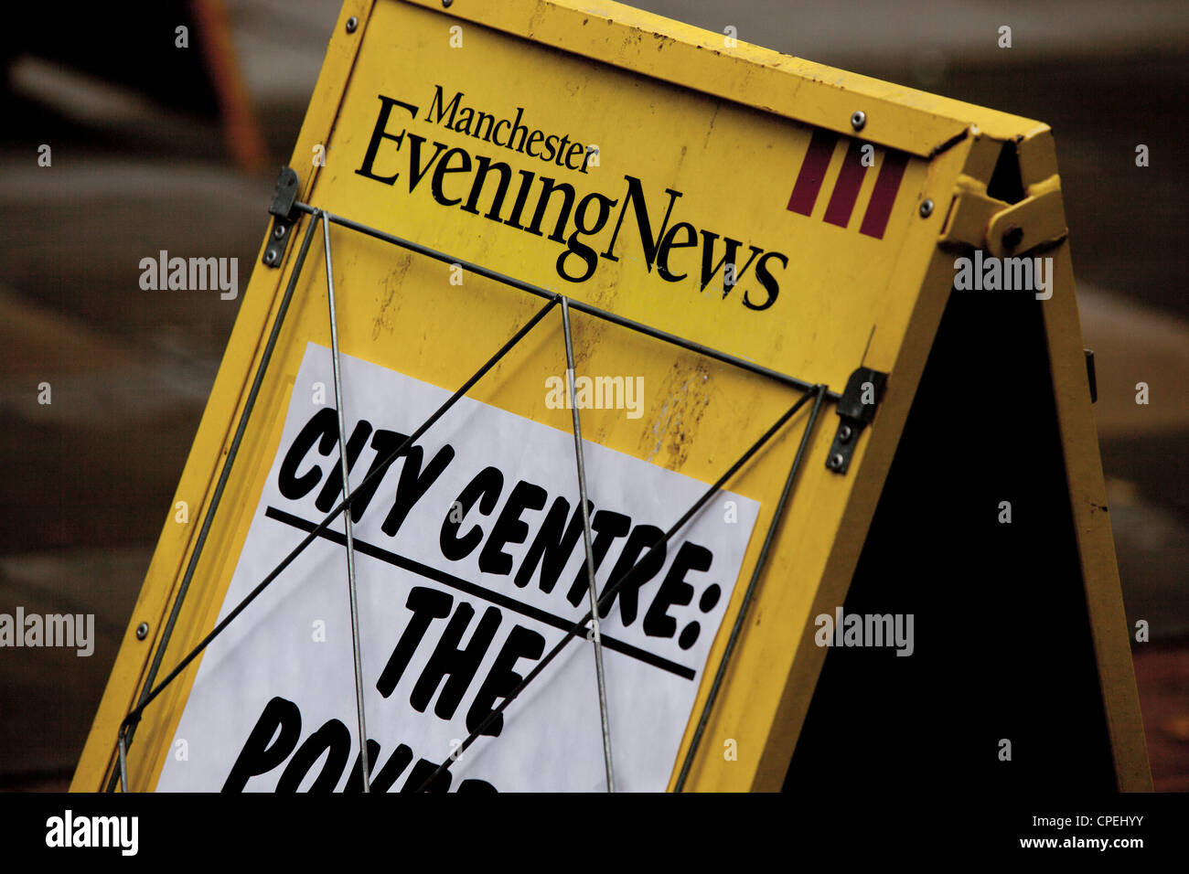 Gli uomini Manchester Evening News giallo telaio a edicola Foto Stock