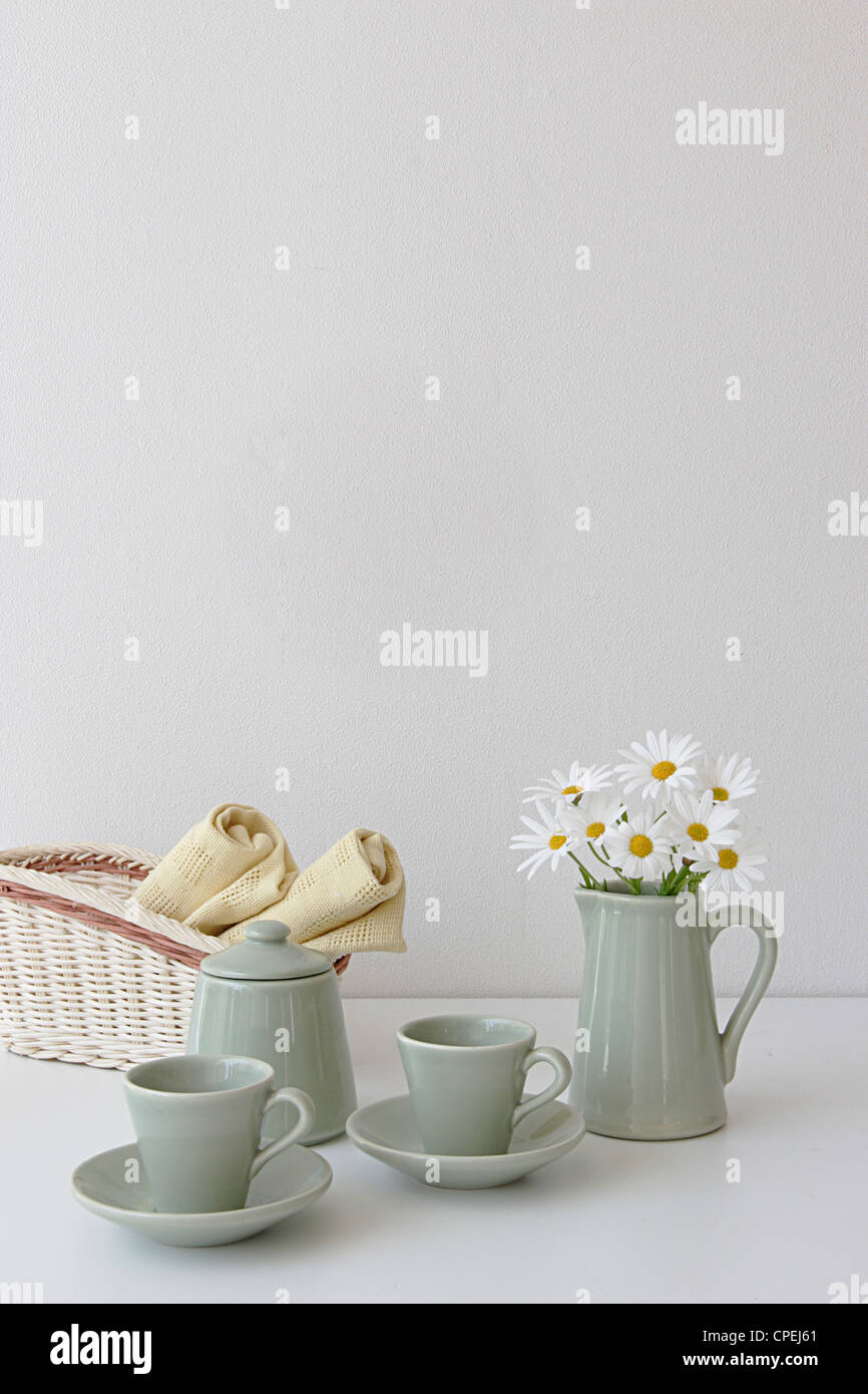 Set per il tè con fiore bianco in caraffa Foto Stock