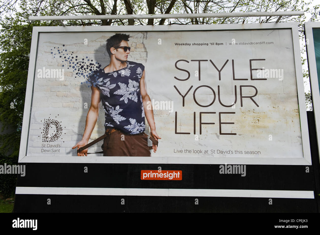 Primesight 48 fogli poster affissioni pubblicità nel sito Merthyr Tydfil South Wales UK per St David's Shopping Centre Cardiff Foto Stock