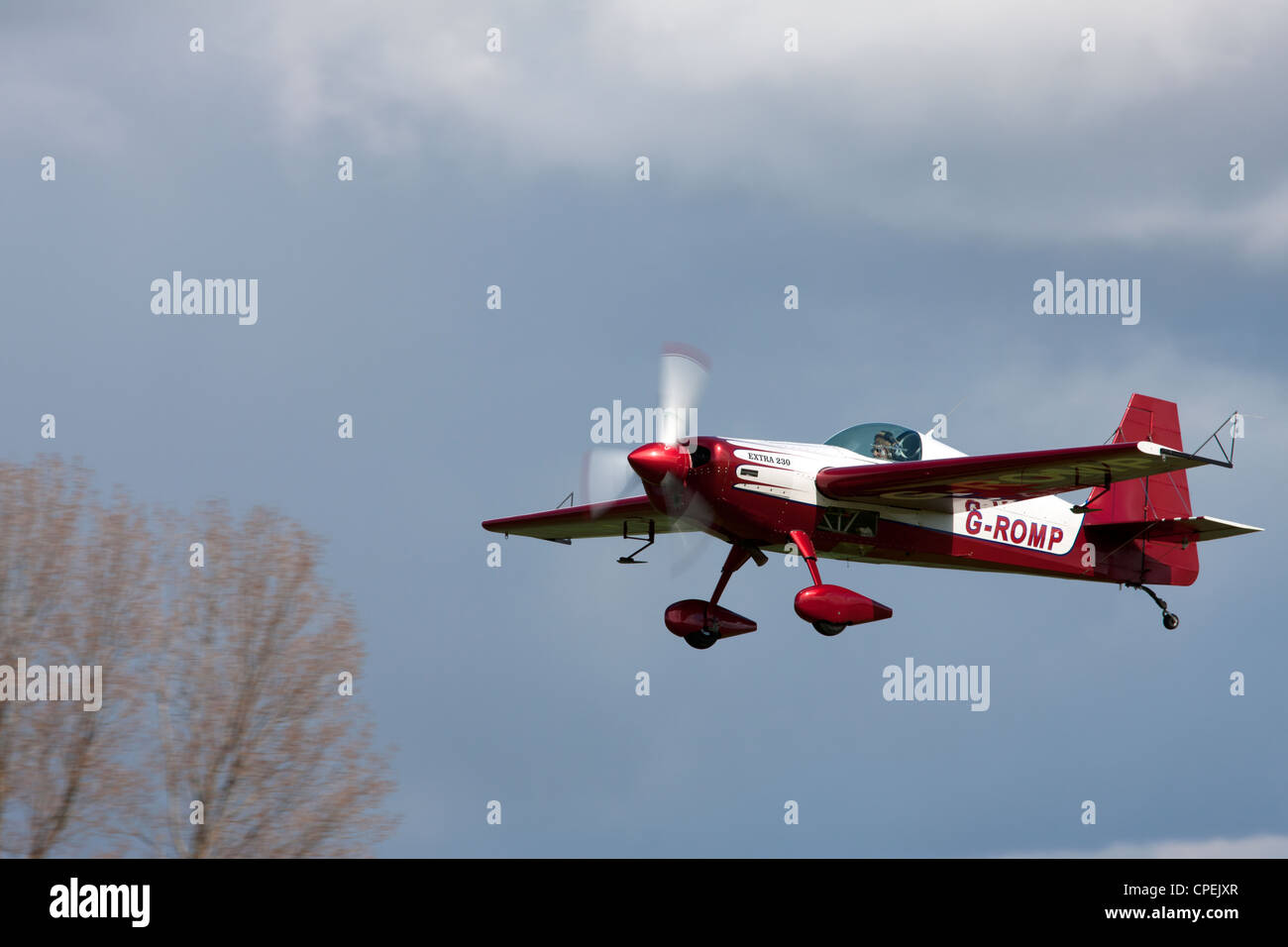 Extra di EA230 G-ROMP il decollo da Breighton Airfield Foto Stock
