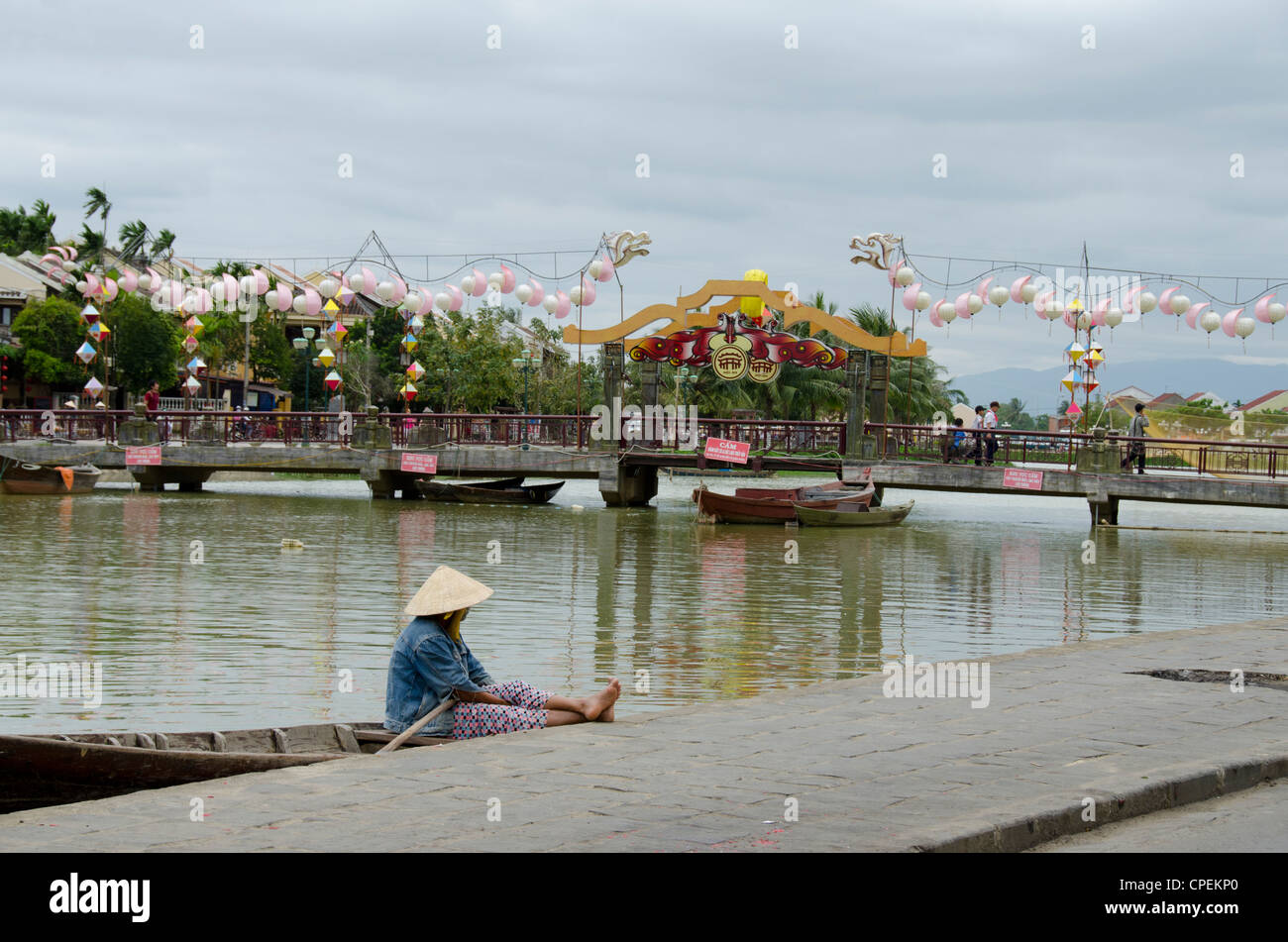 Il Vietnam, da nang. centro storico del XV secolo villaggio di Hoi An. Vista su un hoi passerella. Foto Stock