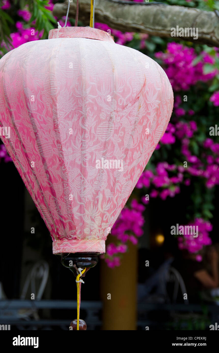 Il Vietnam, da nang area, nel centro storico della città di Hoi An. tradizionali asiatici giardino con colorate lanterne pendenti. Foto Stock