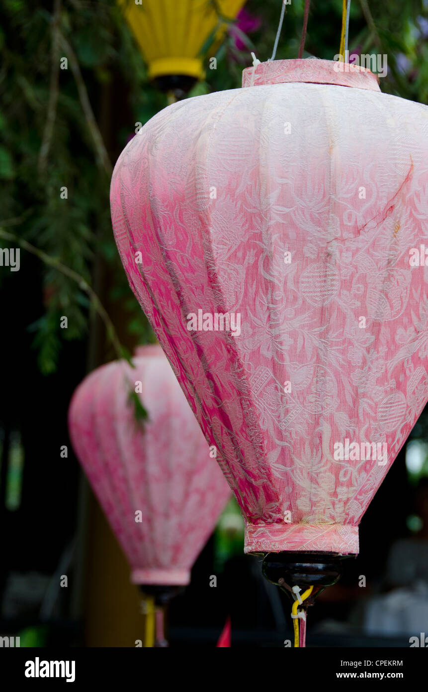 Il Vietnam, da nang area, nel centro storico della città di Hoi An. tradizionali asiatici giardino con colorate lanterne pendenti. Foto Stock
