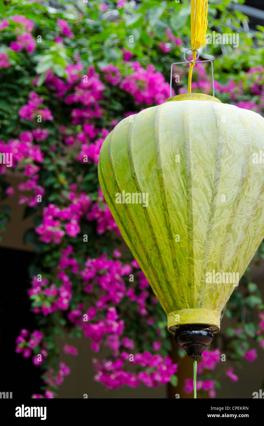 Il Vietnam, da nang area, nel centro storico della città di Hoi An. tradizionali asiatici giardino con colorate lanterne pendenti & rosa bougainvillea. Foto Stock