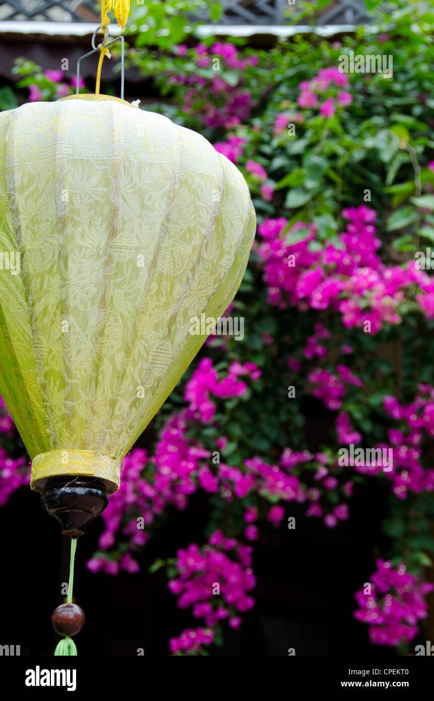 Il Vietnam, da nang area, nel centro storico della città di Hoi An. tradizionali asiatici giardino con colorate lanterne pendenti & rosa bougainvillea. Foto Stock
