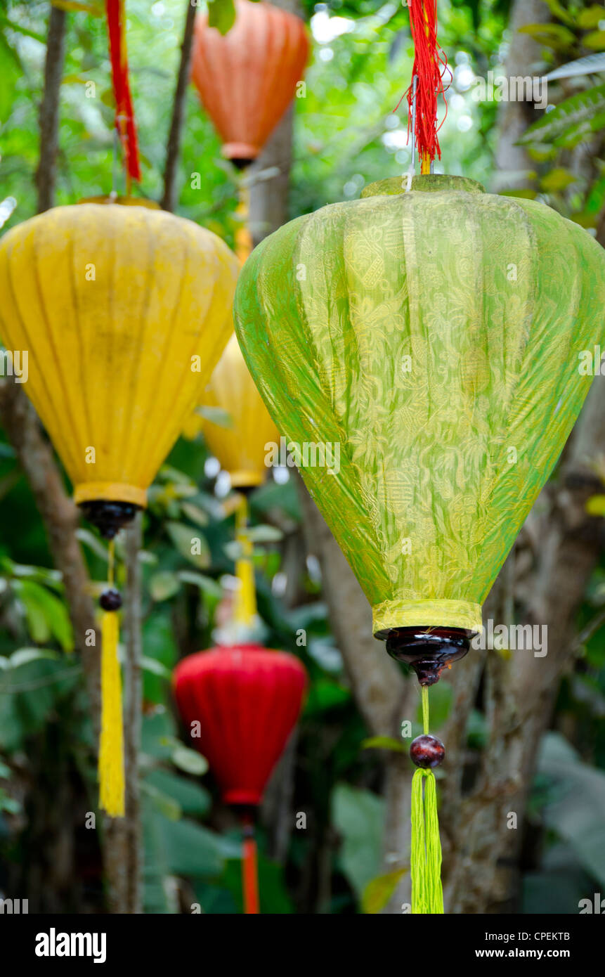 Il Vietnam, da nang area, nel centro storico della città di Hoi An. tradizionali asiatici giardino con colorate lanterne pendenti. Foto Stock