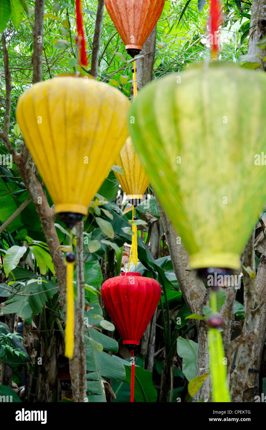 Il Vietnam, da nang area, nel centro storico della città di Hoi An. tradizionali asiatici giardino con colorate lanterne pendenti. Foto Stock