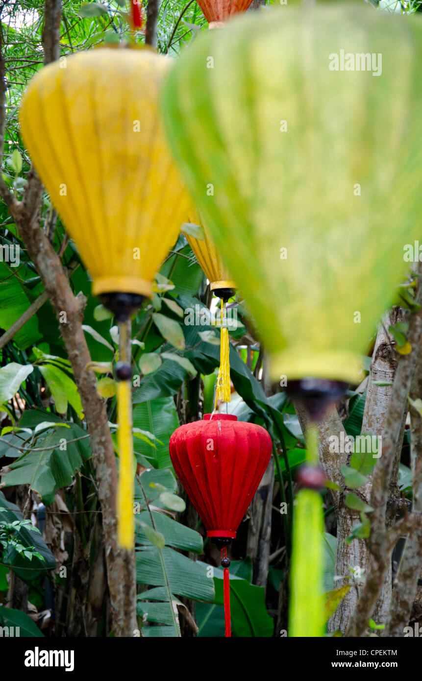 Il Vietnam, da nang area, nel centro storico della città di Hoi An. tradizionali asiatici giardino con colorate lanterne pendenti. Foto Stock