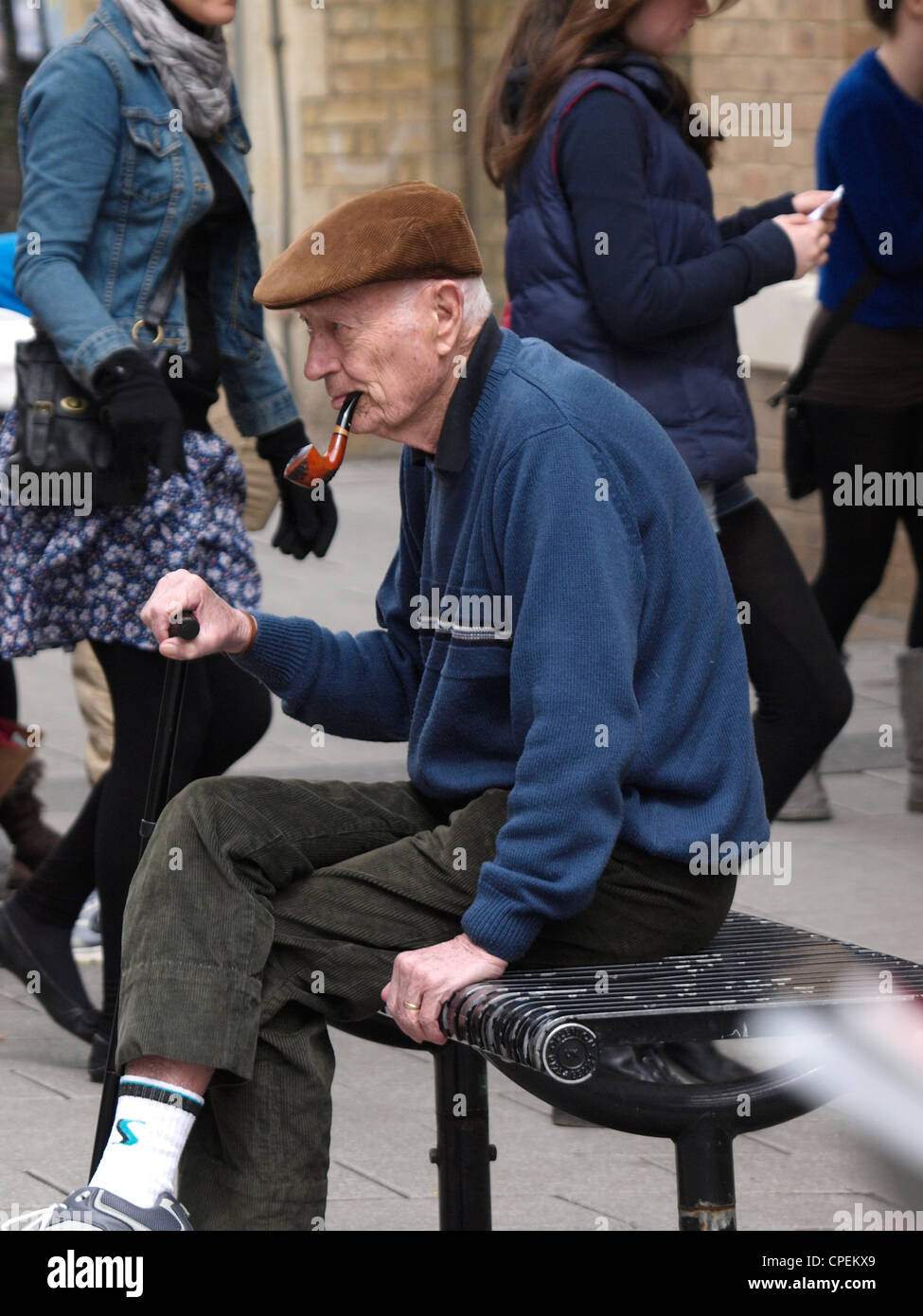 Uomo vecchio con una tubazione, Cambridge, Regno Unito Foto Stock