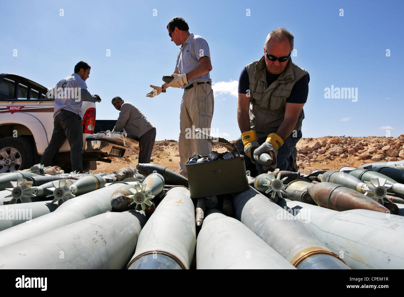 International Bomb Disposal membri preparare la demolizione di ordigni inesplosi vicino a Sirte, in Libia Foto Stock