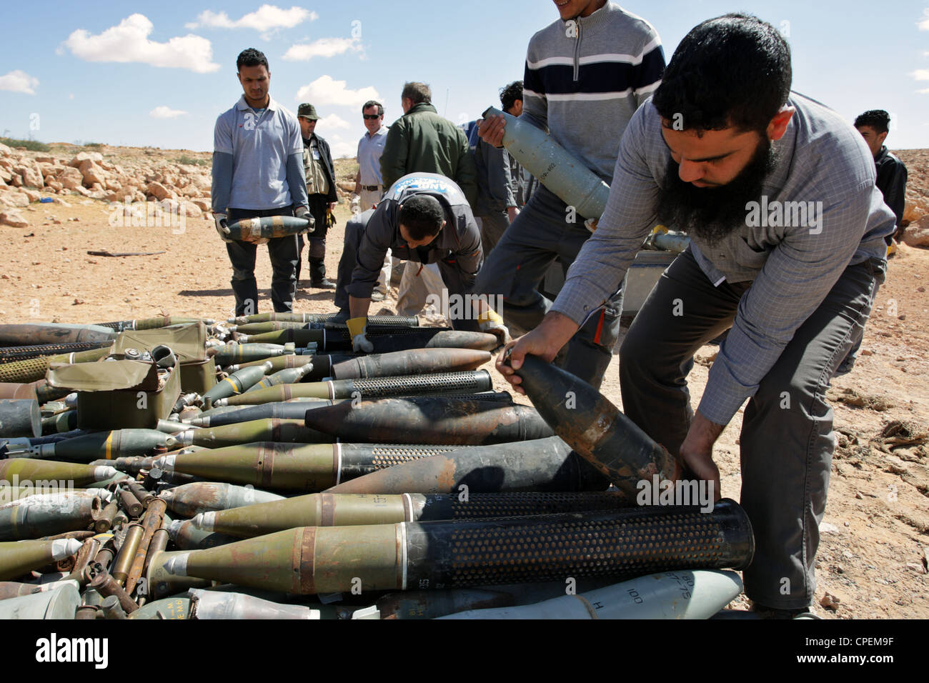 Volontari libico preparare i gusci di artiglieria per lavori di demolizione, di Sirte, Libia, 13.03.2012 Foto Stock