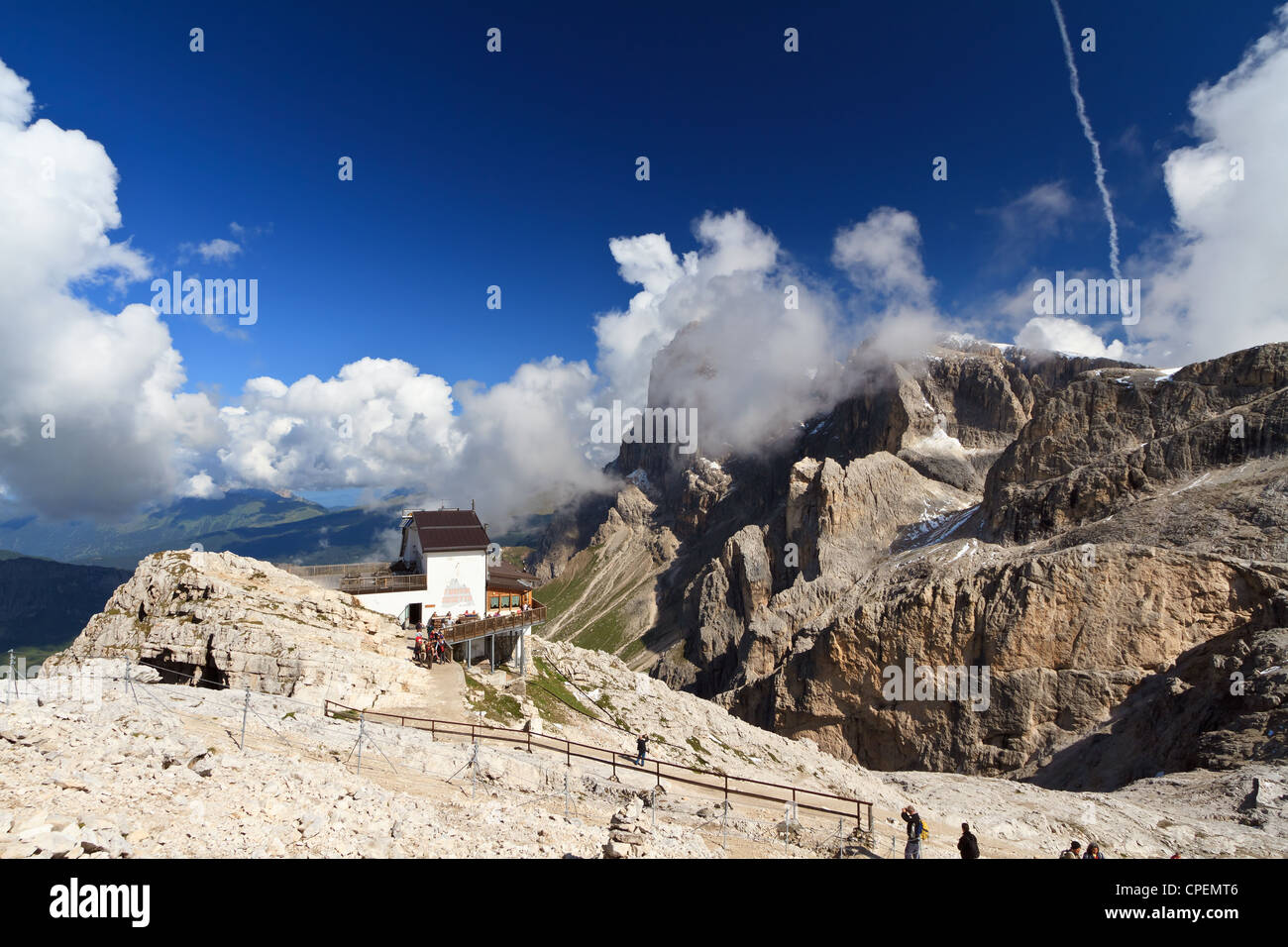 Estate vista del Monte Rosetta con la stazione della funivia e il ristorante, San Martino di Castrozza, Trentino, Italia Foto Stock
