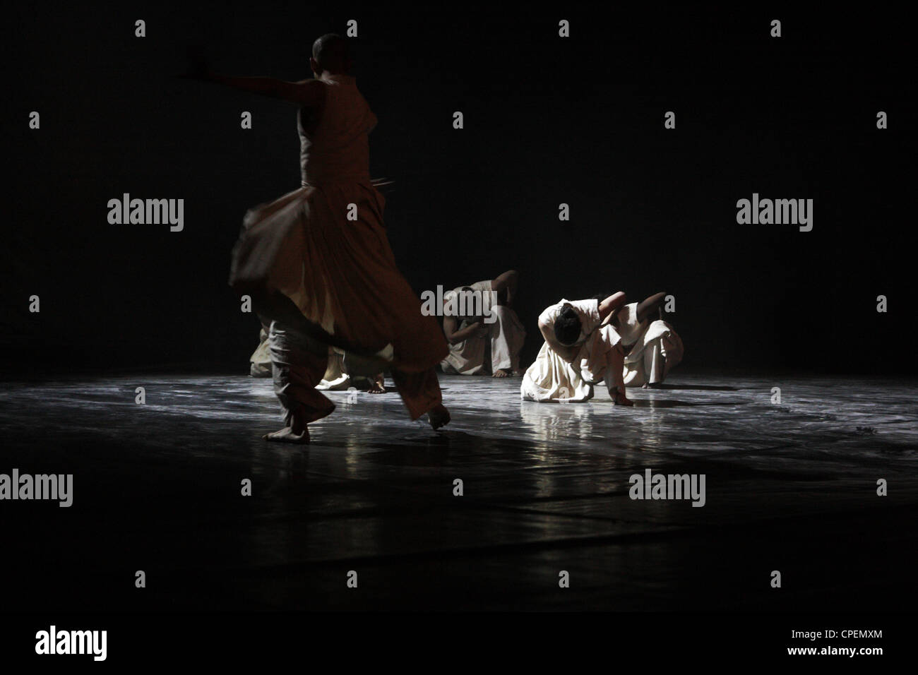 Ballerini da Akram Khan Company la strada verticale esegue a xi Capital de la Danse, Tunisi, Tunisia Foto Stock