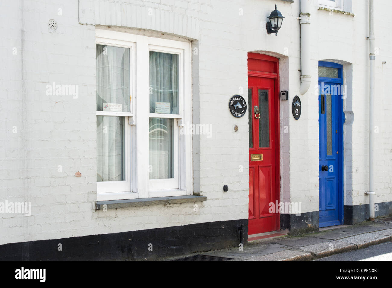 Colorati porte anteriore in una strada a Fowey, Cornwall, Inghilterra Foto Stock