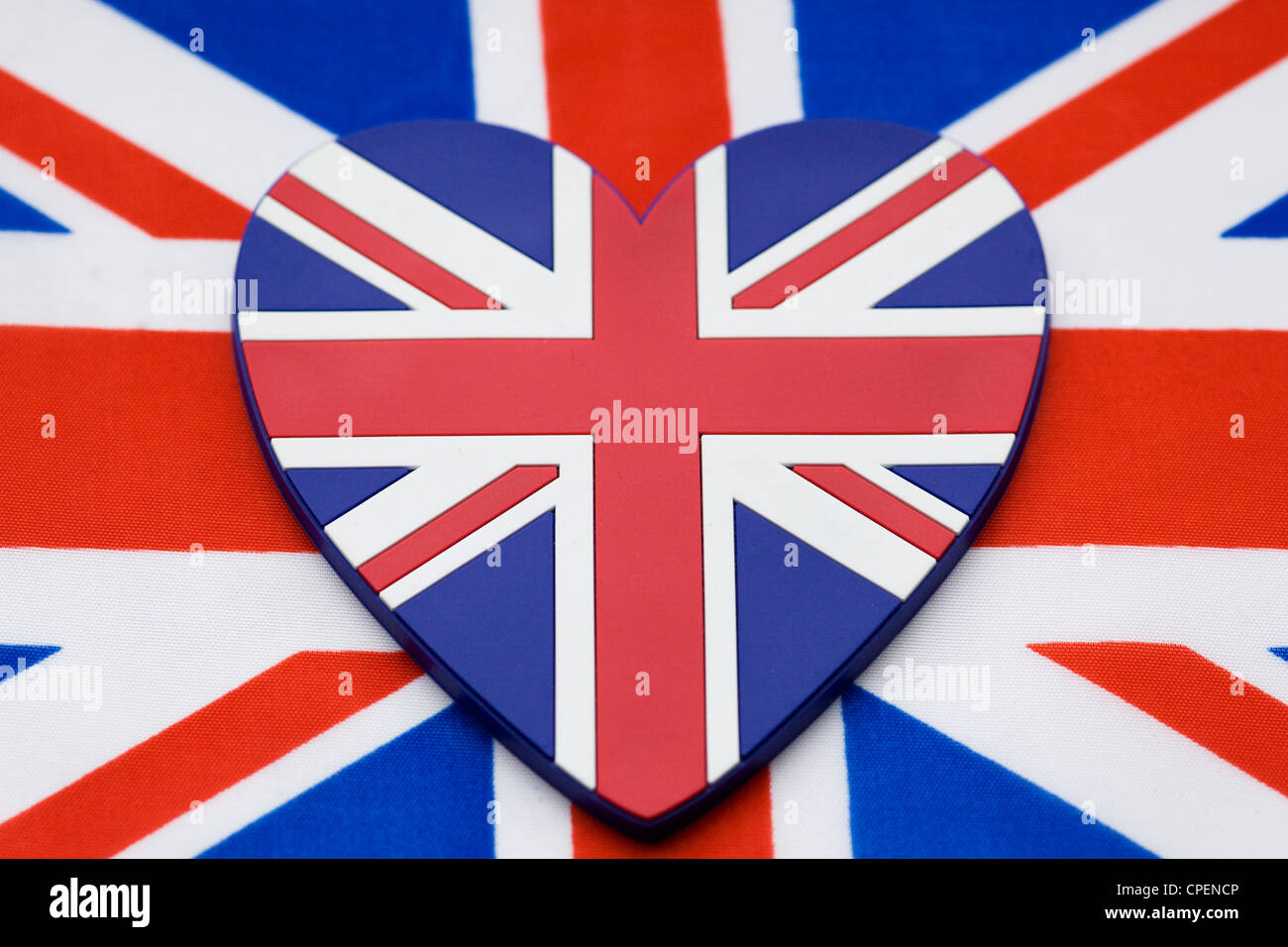 A forma di cuore ad Unione Jack su una bandiera dell'Union Jack Foto Stock