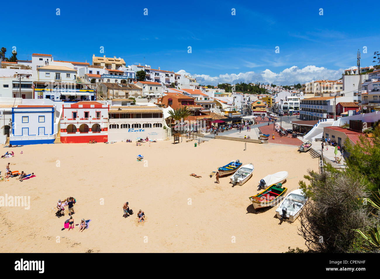 Vista sopra il centro del resort e la spiaggia di Carvoeiro, Algarve, PORTOGALLO Foto Stock