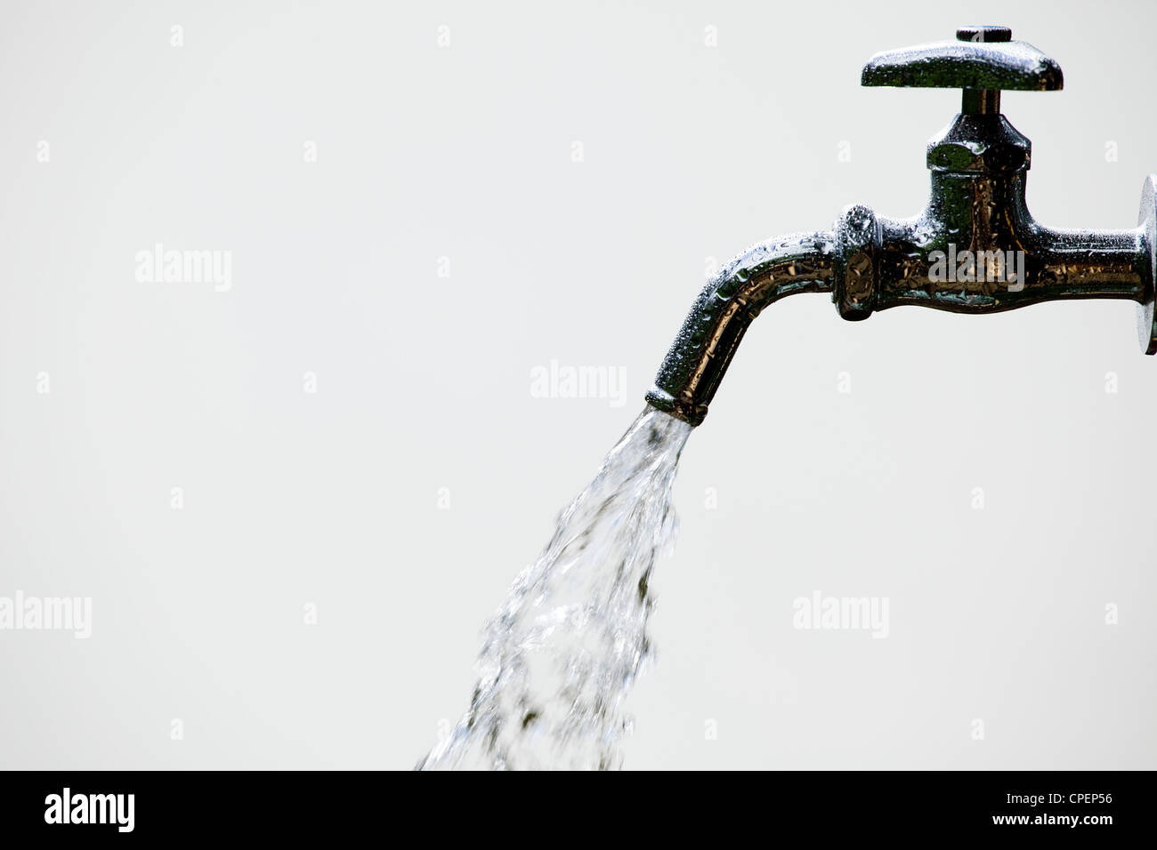 Esecuzione di acqua dal rubinetto Foto Stock
