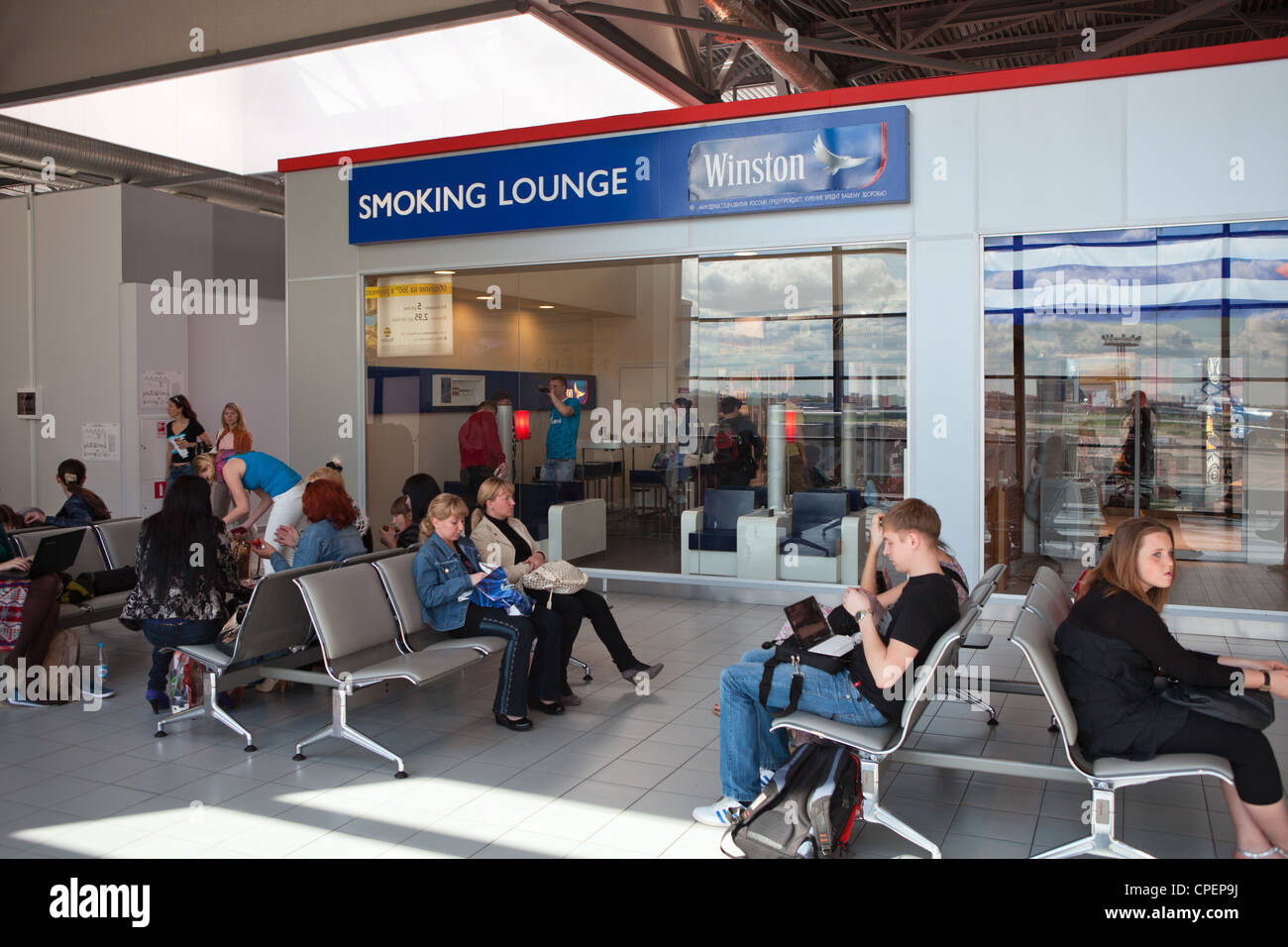 Sala fumatori in l'aeroporto internazionale di Sheremetyevo di Mosca, Russia Foto Stock