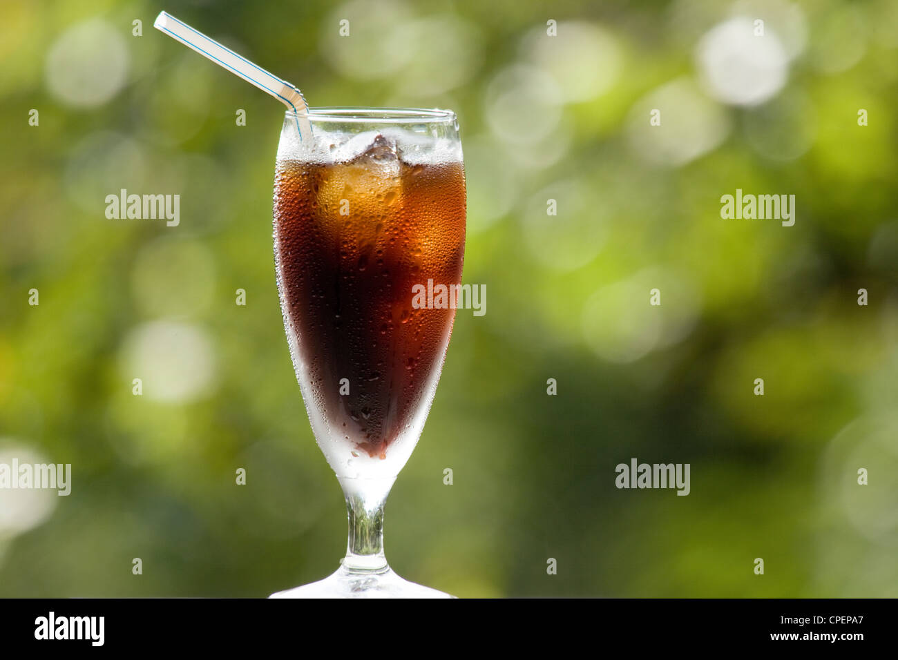 Bicchiere di bibita con paglia Foto Stock