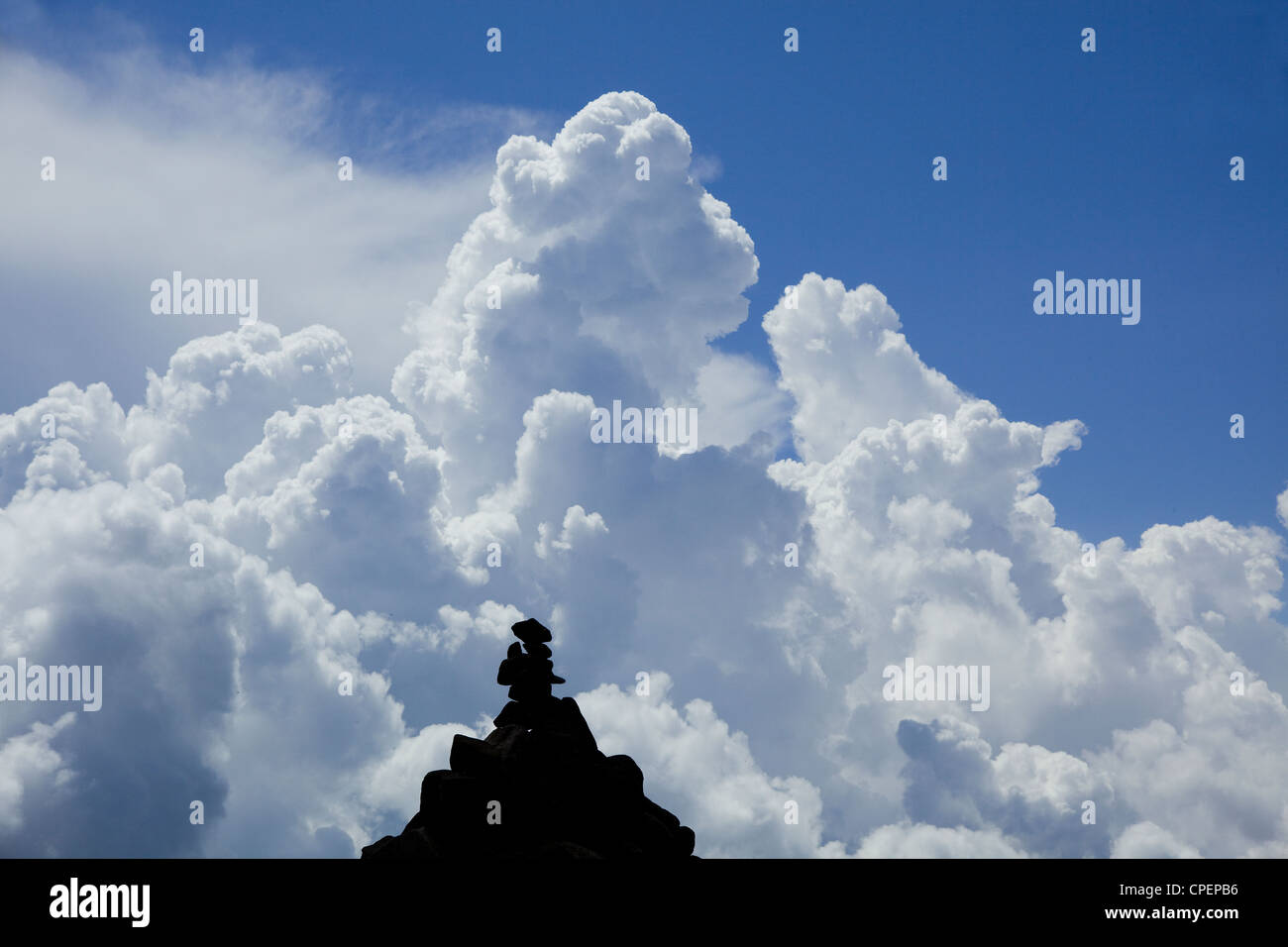 Nuvole diffondersi su rocce Foto Stock