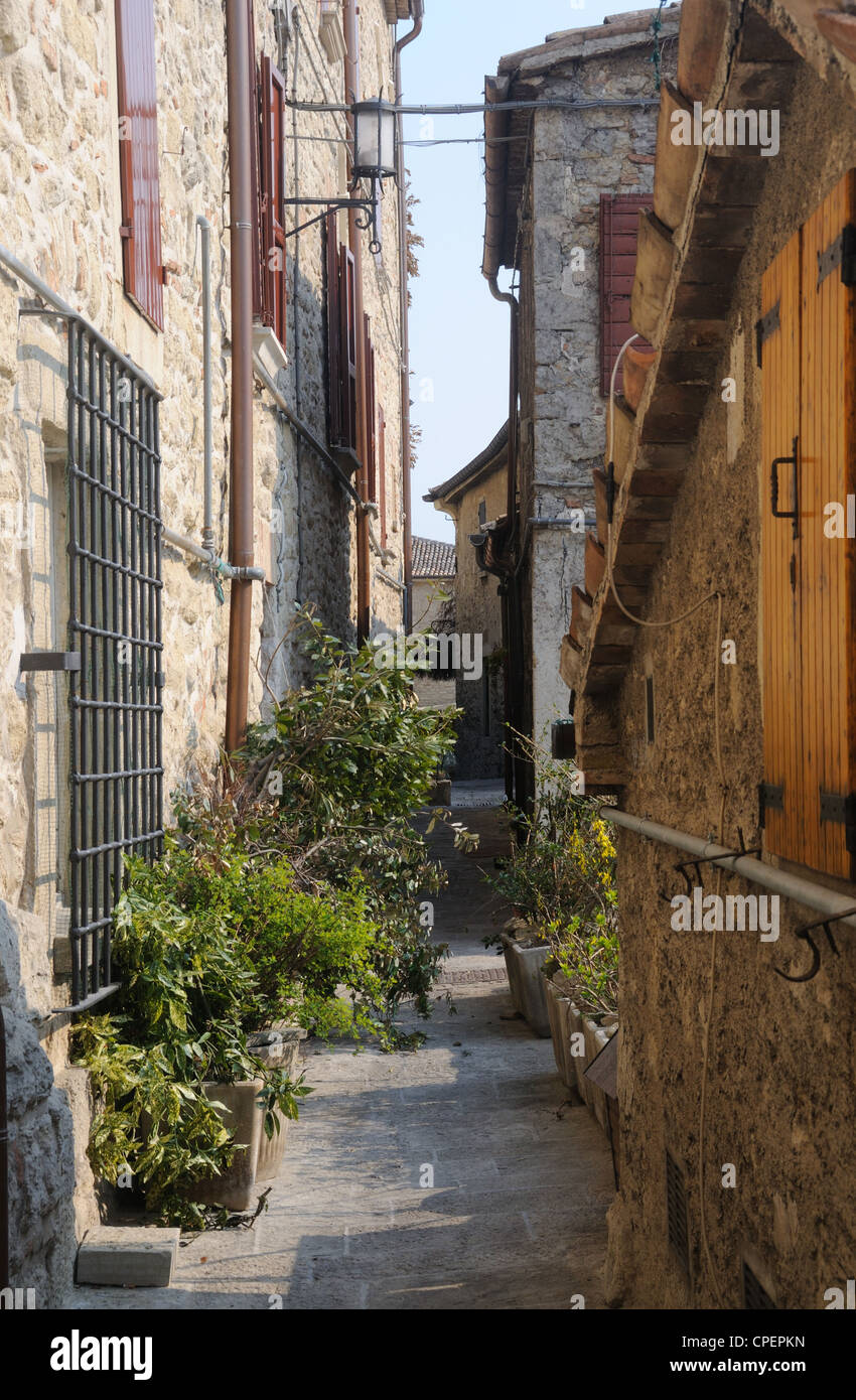 Una strada tranquilla nel centro storico della città di San Marino, la Repubblica di San Marino Foto Stock
