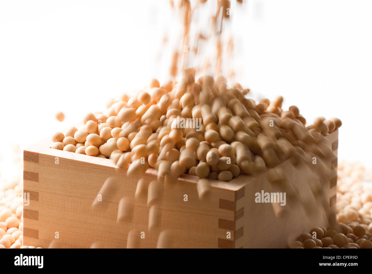 I fagioli di soia in overflow da una scatola di legno Foto Stock