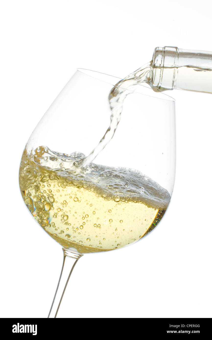 Versare il vino nel bicchiere Foto Stock