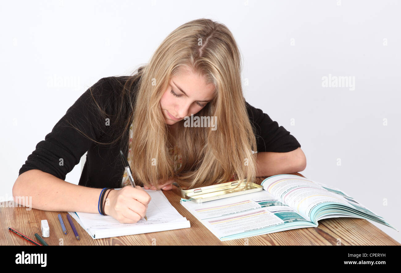 Ragazza adolescente studiando. Foto Stock