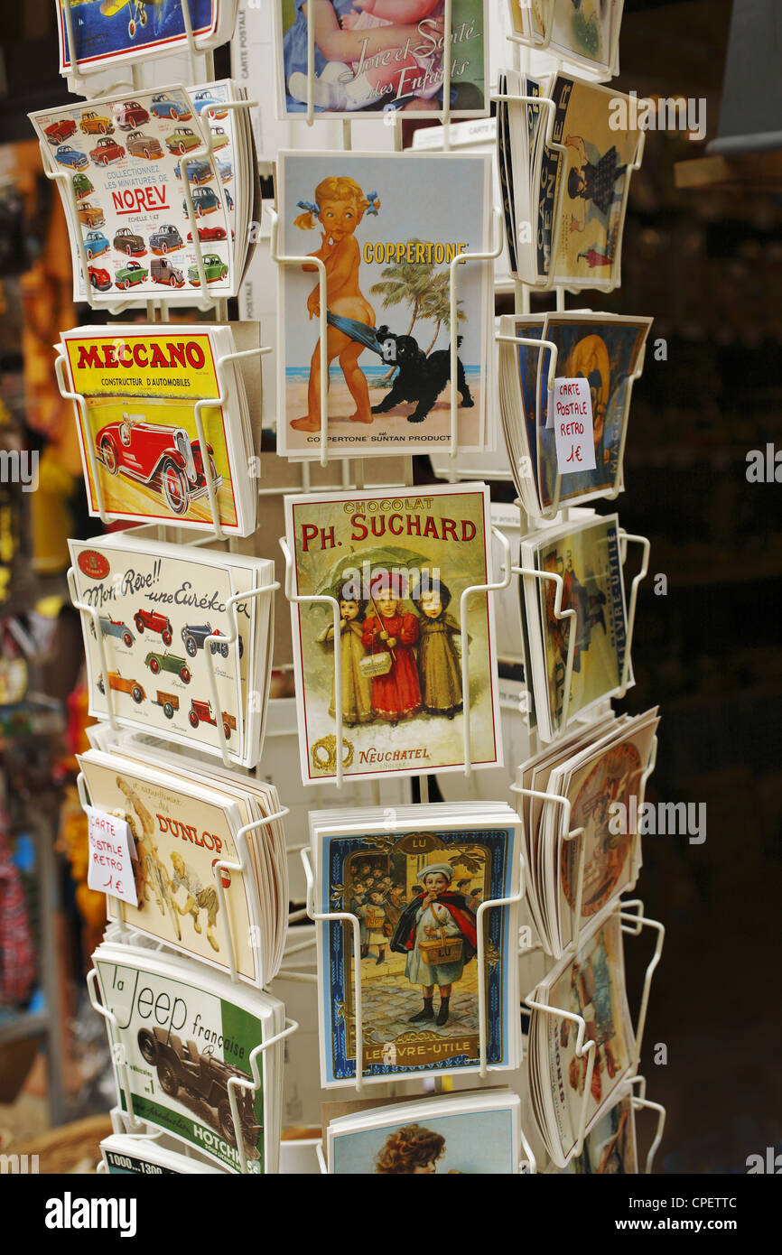 Cartoline sul display a Sarlat-la-Canéda, dipartimento di Dordogne, Francia Foto Stock