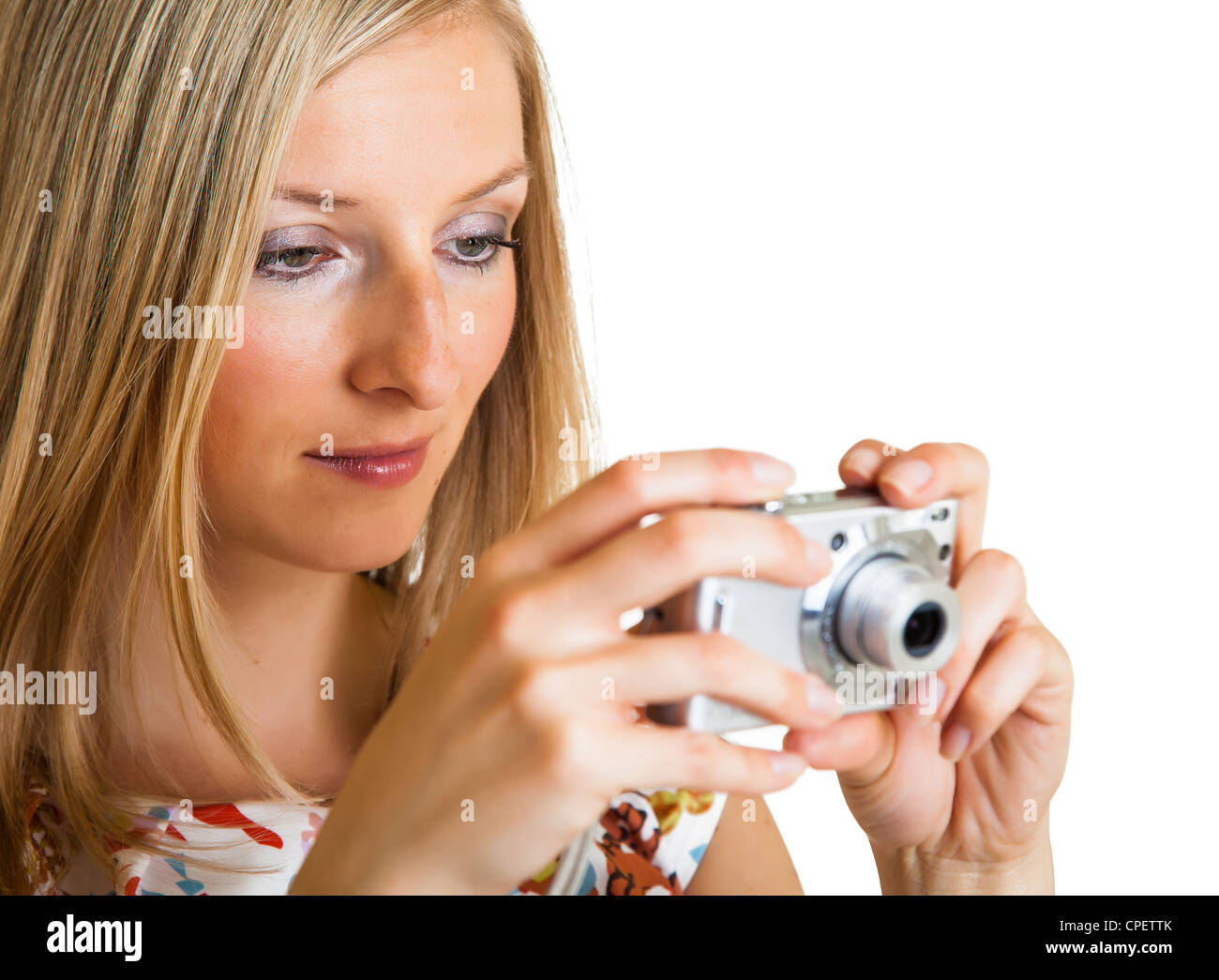 La donna a prendere foto con point-and-shoot fotocamera compatta isolato su bianco Foto Stock