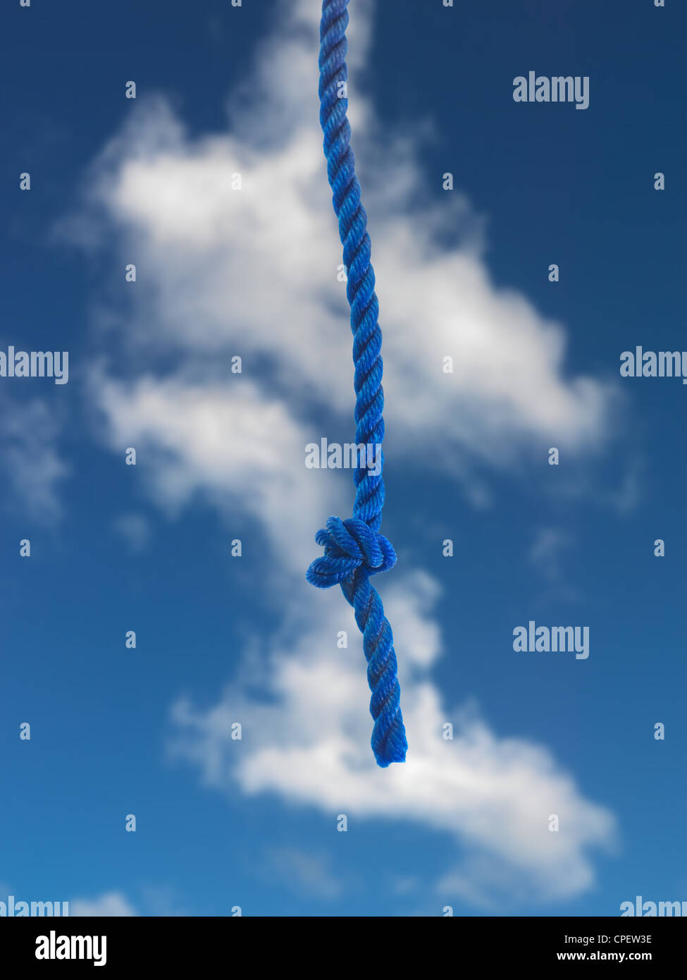 Pezzi di fune isolata contro un cielo blu Foto Stock