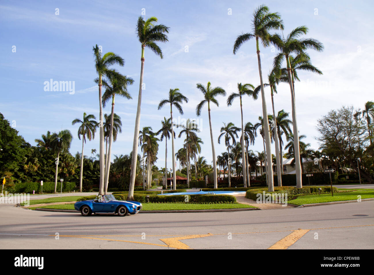 Boca Raton Florida, Palm Beach County, East Camino Real, cerchio di traffico, palme, auto sportive blu, visitatori viaggio viaggio turismo turistico la Foto Stock