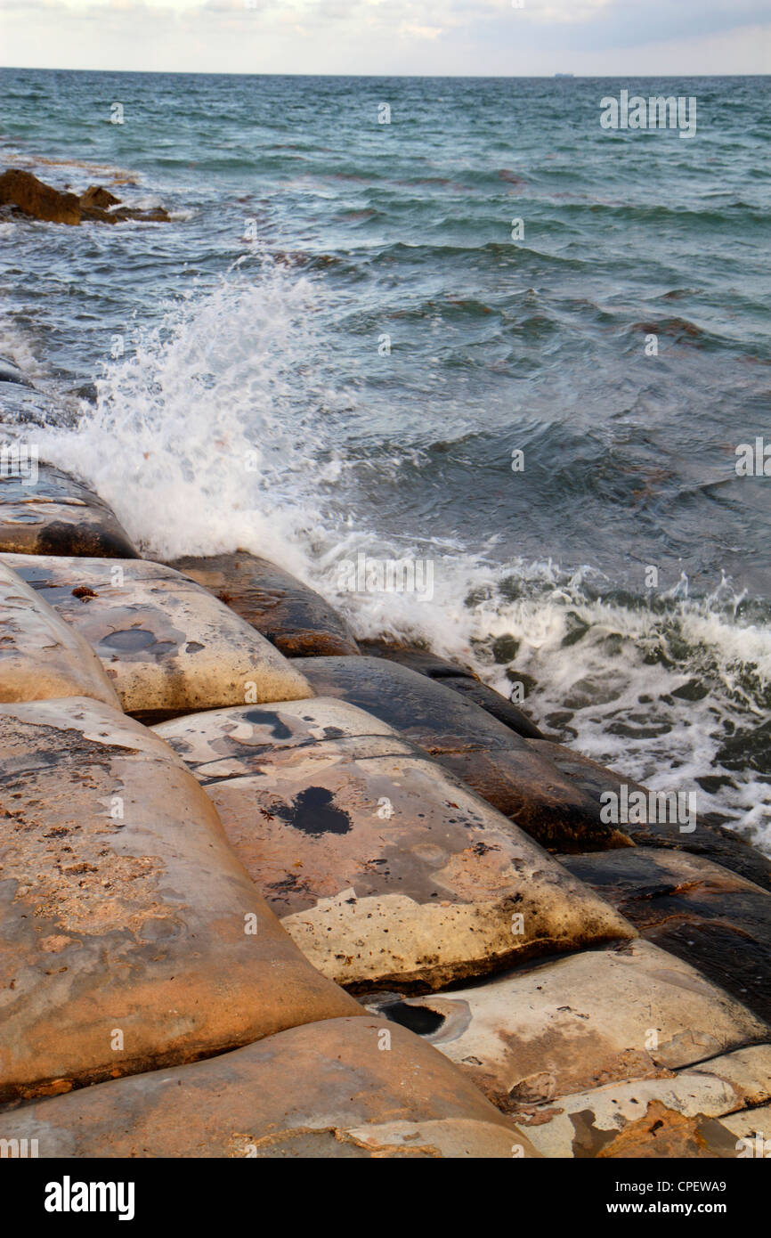 Boca Raton Florida, Palm Beach County, Atlantic Ocean Water Shore, sacchi di cemento, onde, acqua, surf, erosione, insenatura, jetty, breakwater, sabbia, visitatori viaggio trave Foto Stock
