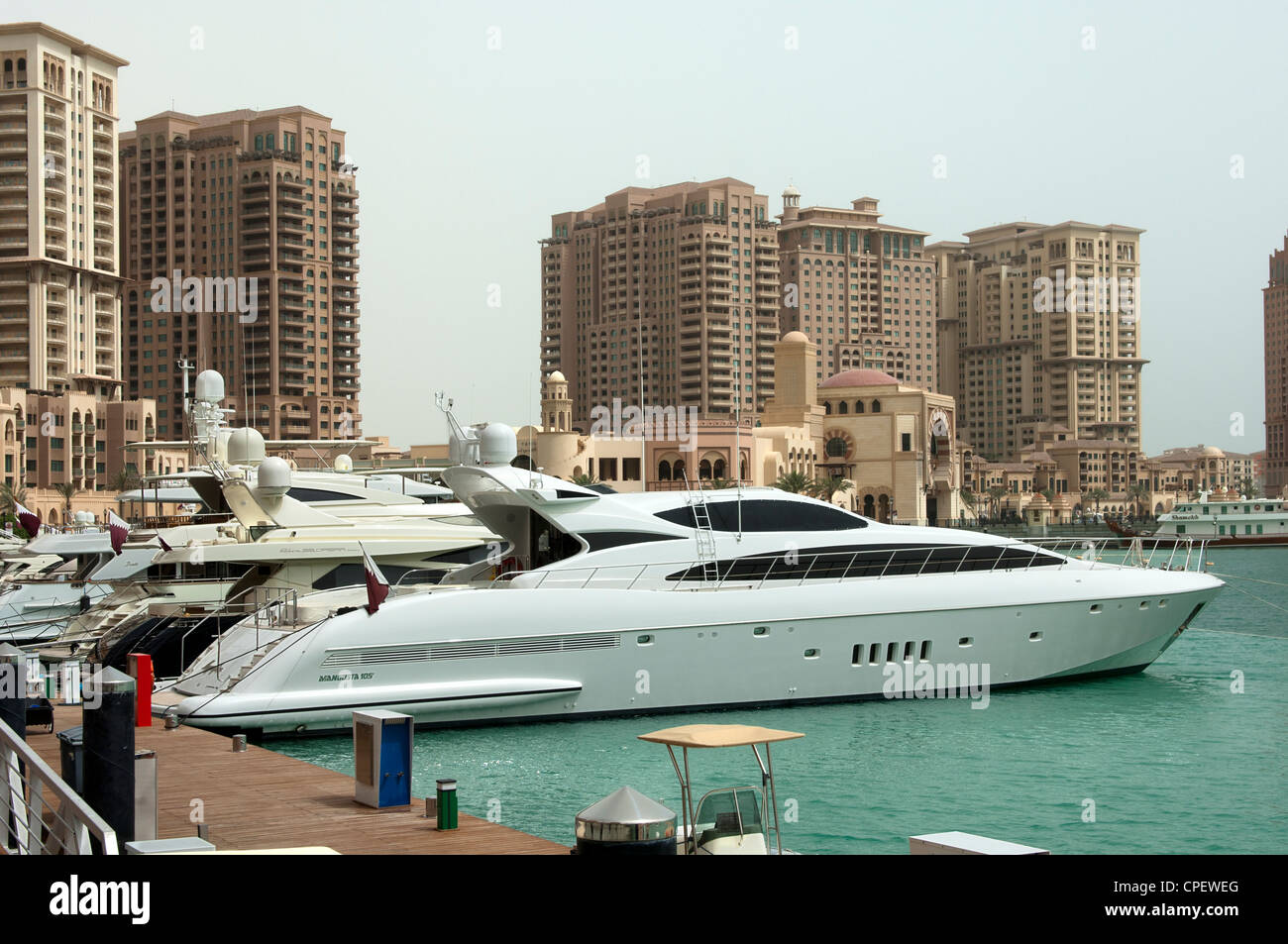 Porto saudita marina nella zona residenziale di La Perla, Doha, Qatar Foto Stock