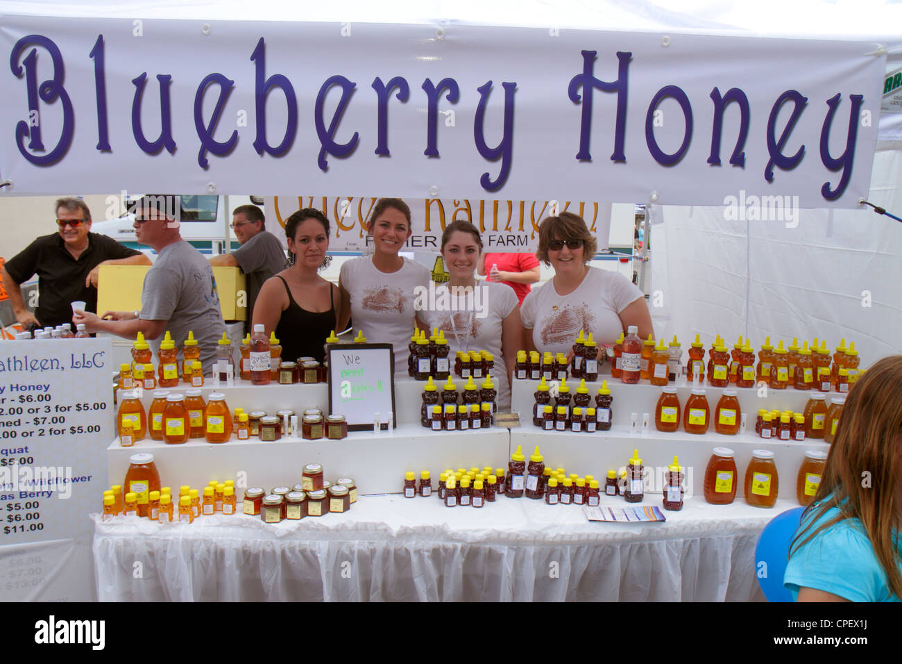 Florida Hernando County, Brooksville, Florida Blueberry Festival, evento, Broad Street, adulti uomo uomini uomini maschio, donna donna donna donna donna donna donna donna donna donna donna donna donna donna, miele, vendita al dettaglio Produ Foto Stock