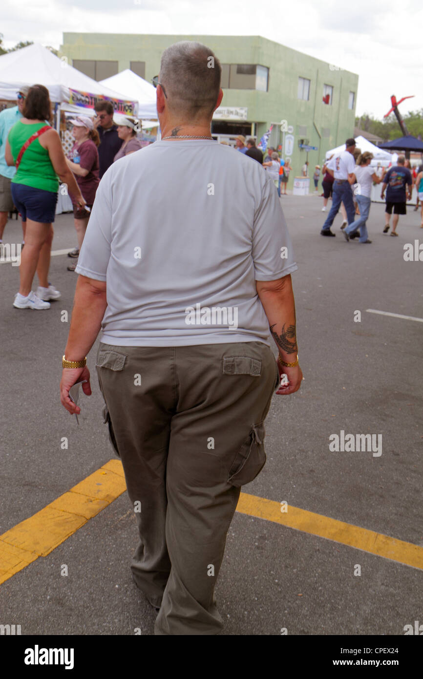 Florida,Contea di Hernando,Brooksville,Florida Blueberry Festival,Broad Street,uomo uomini maschio adulti, sovrappeso obesità obese grasso pesante pump rotund Foto Stock