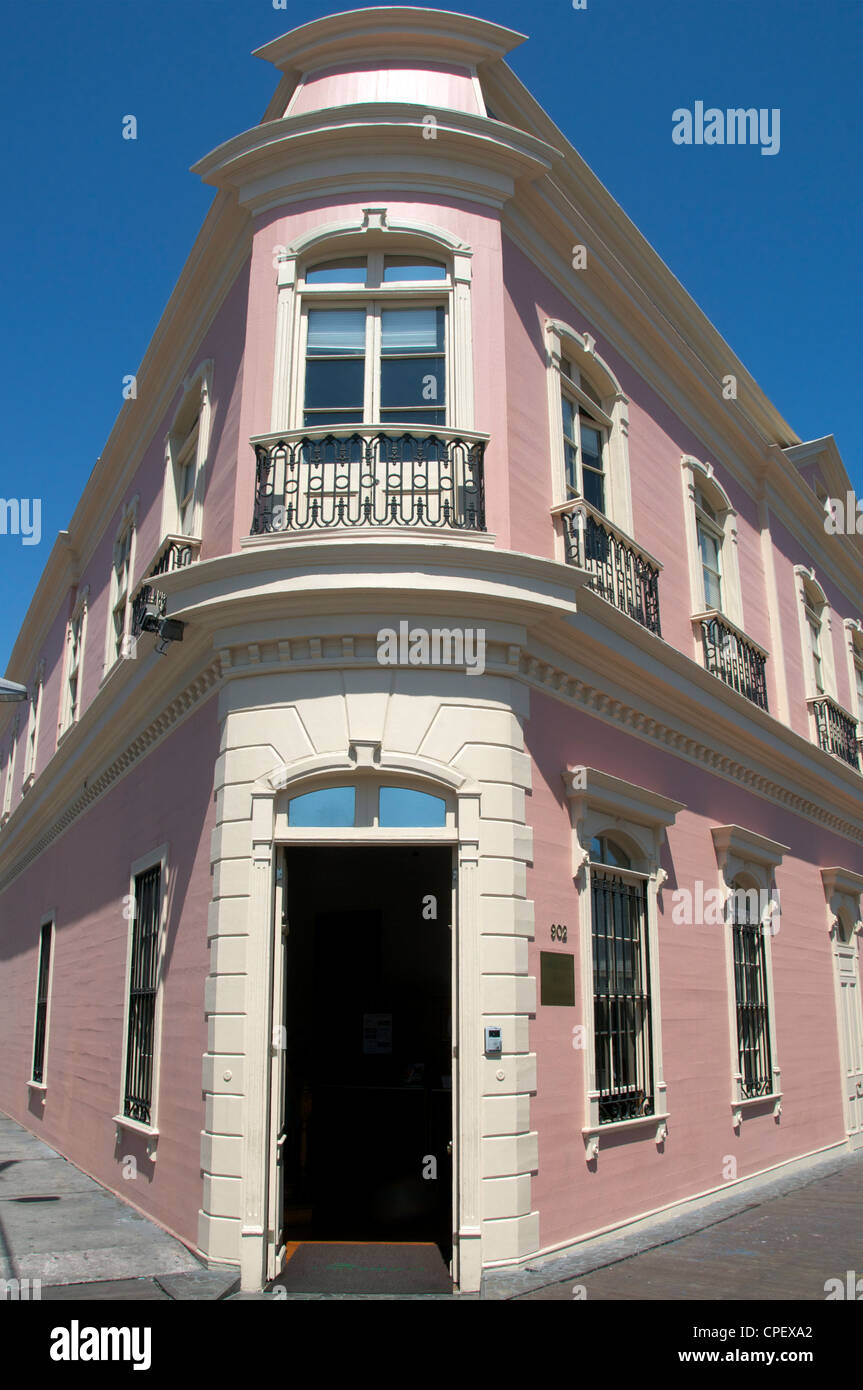 Ristrutturato del XIX secolo edificio ad angolo il vecchio quartiere di Iquique Cile Foto Stock