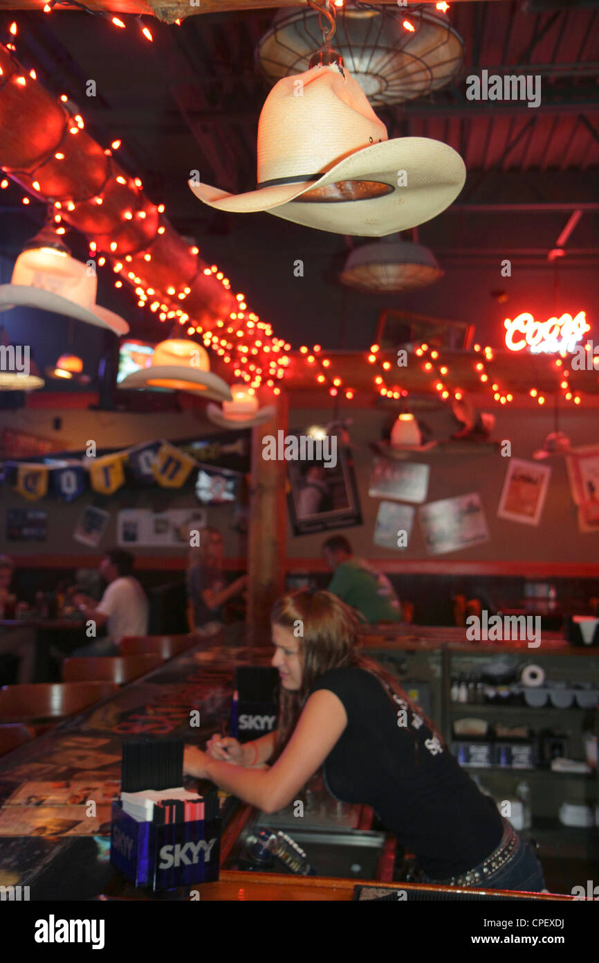 Okeechobee Florida, Cowboy's Bar B Q & e Steak Company, ristorante ristoranti, ristoranti, ristoranti, ristoranti, ristoranti, ristoranti, ristoranti, caffè, bistrot, interno, cappello cowboy lam Foto Stock