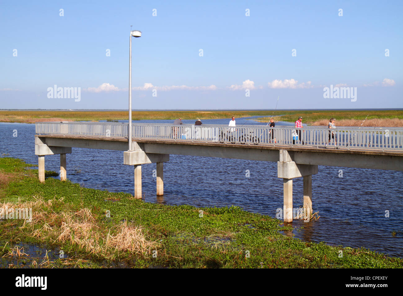 Okeechobee Florida, lago Okeechobee, molo di pesca, i visitatori viaggio di viaggio turismo turistico punto di riferimento cultura culturale, vacanza gruppo peop Foto Stock