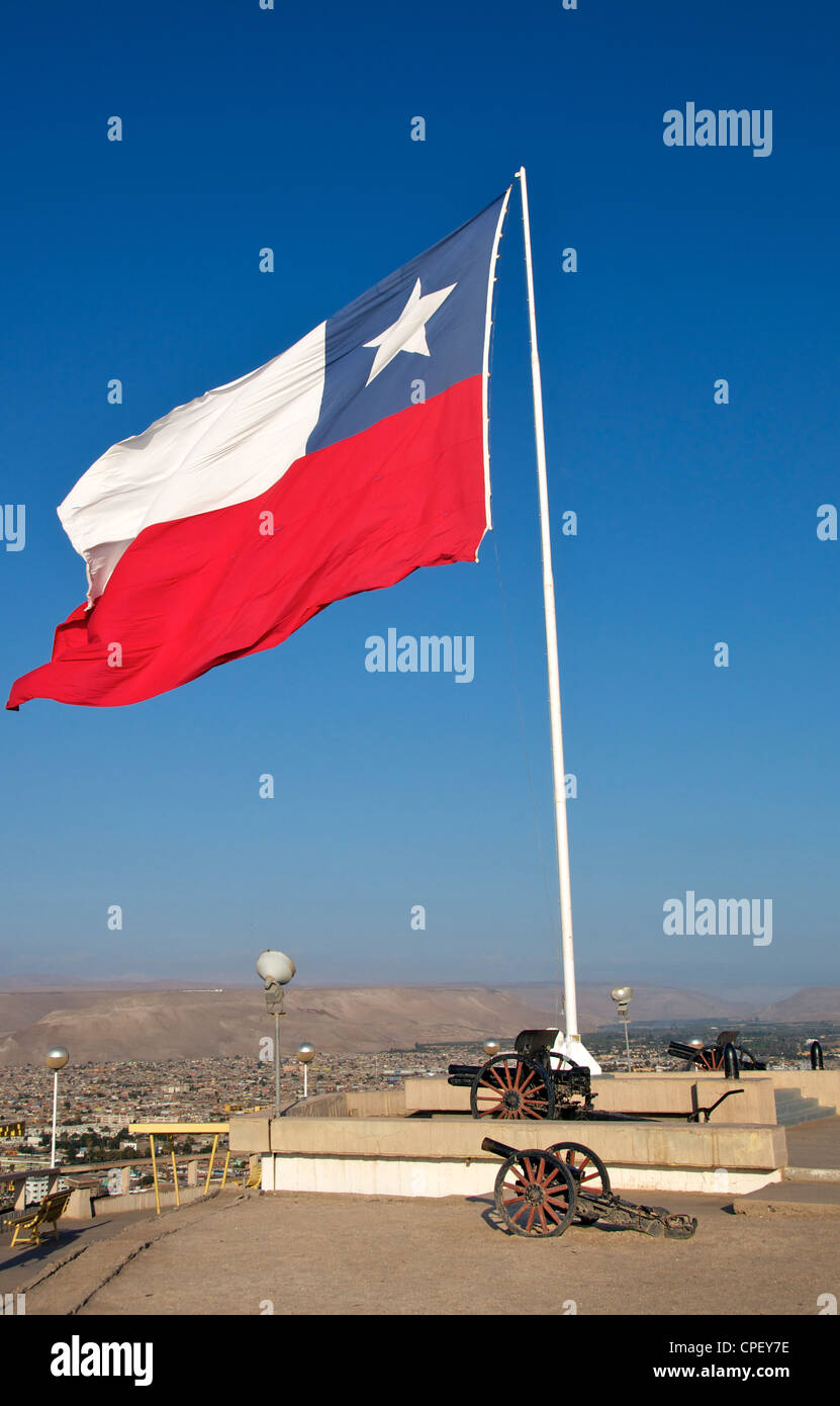 Bandiera cilena e il XIX secolo pistole El Morro Arica il Cile Foto Stock