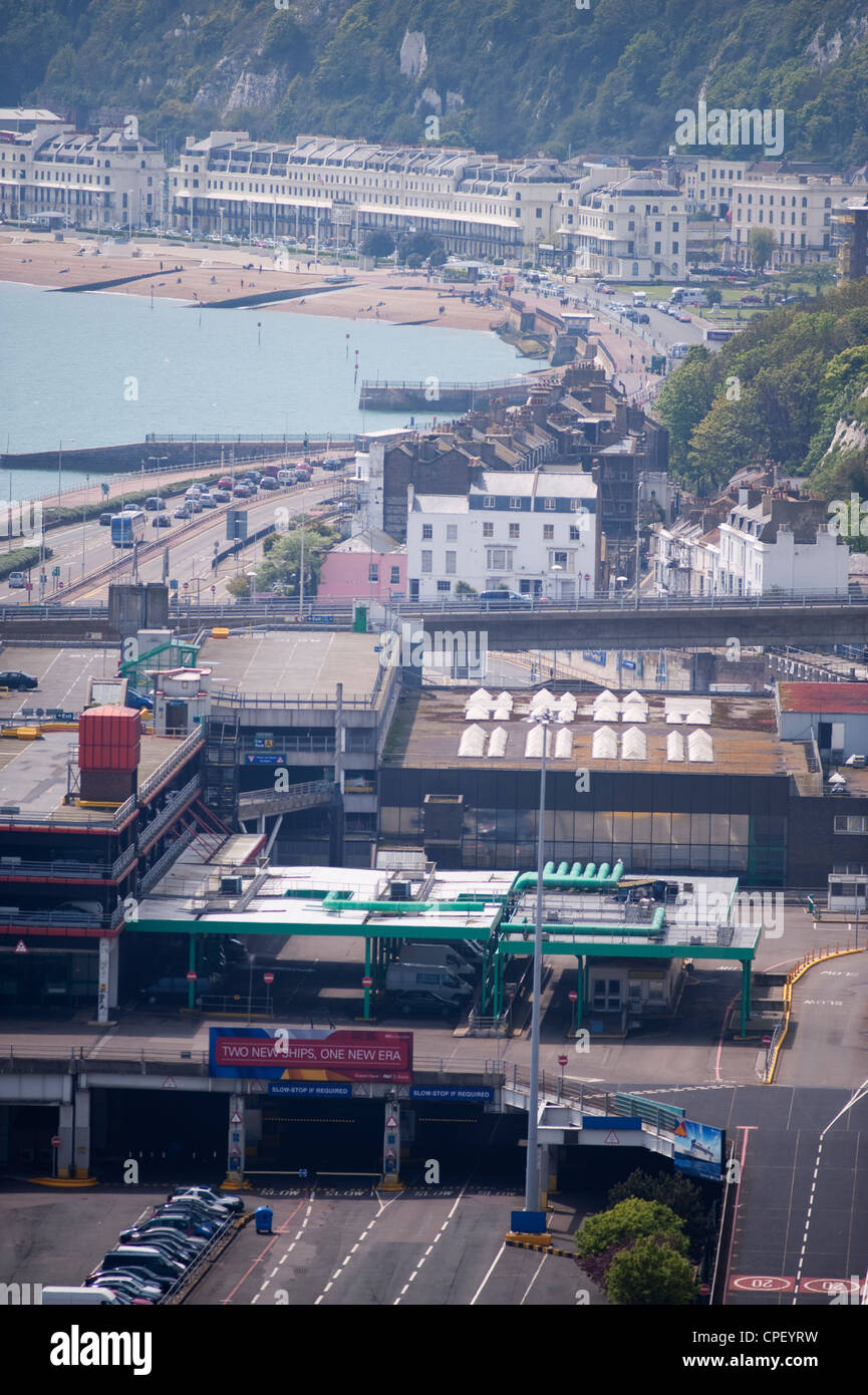 Attraversare il canale porto di Dover in Inghilterra con il lungomare della città a distanza Foto Stock