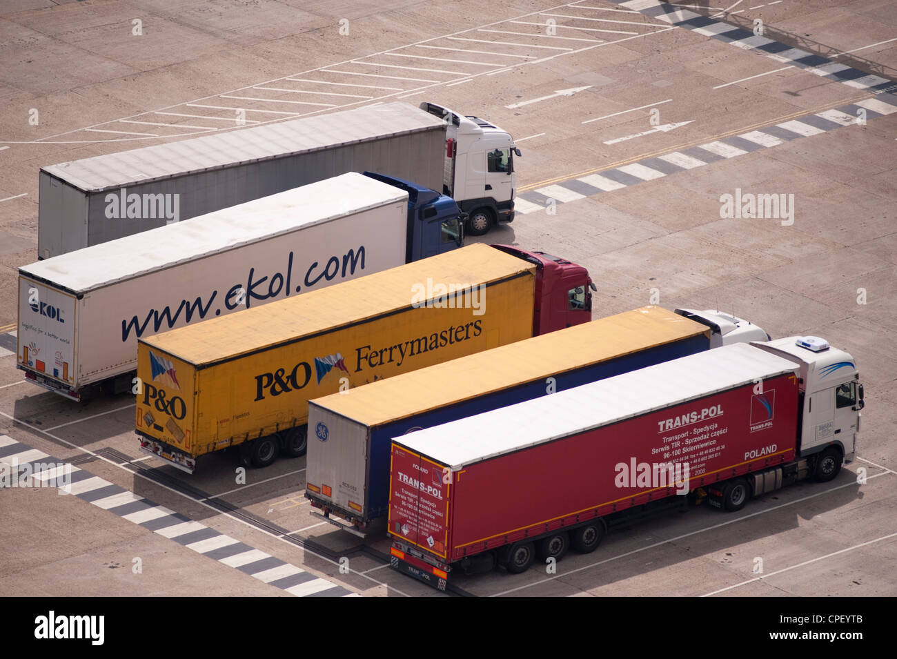 Grandi autocarri commerciali nel porto di Dover in attesa di caricamento su un canale trasversale traghetto per Europa continentale Foto Stock