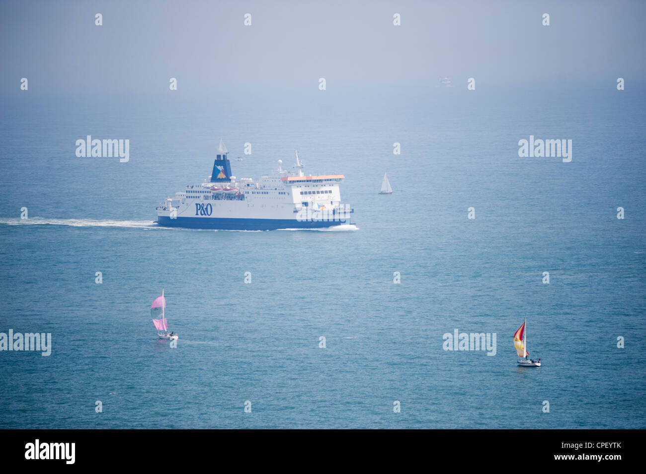 Cross Channel P&O traghetto orgoglio di Borgogna nello Stretto di Dover nel Canale della Manica con barche a vela Foto Stock