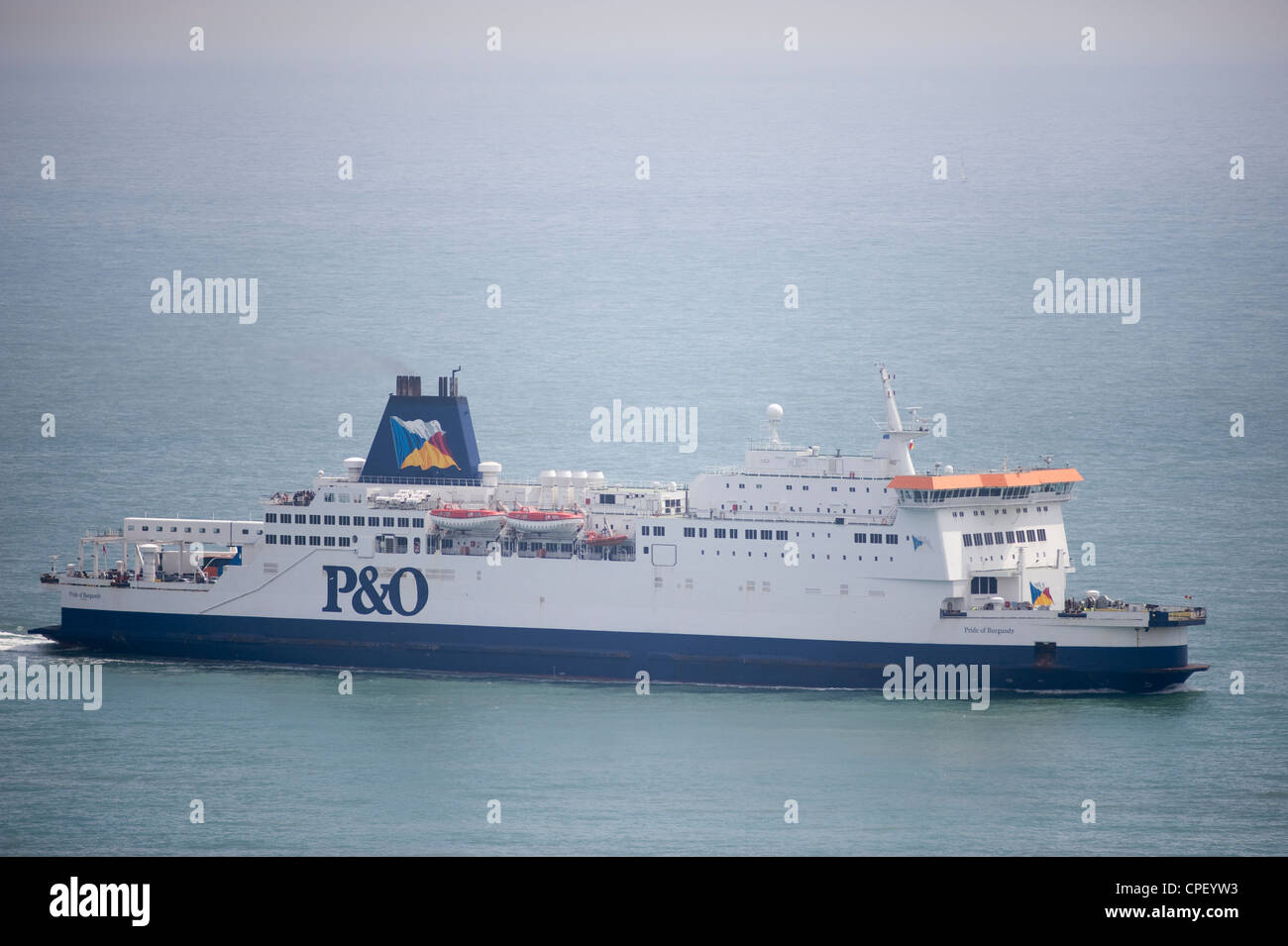 Cross Channel P&O traghetto orgoglio di Borgogna in avvicinamento al porto di Dover nel Canale della Manica dalla Francia Foto Stock